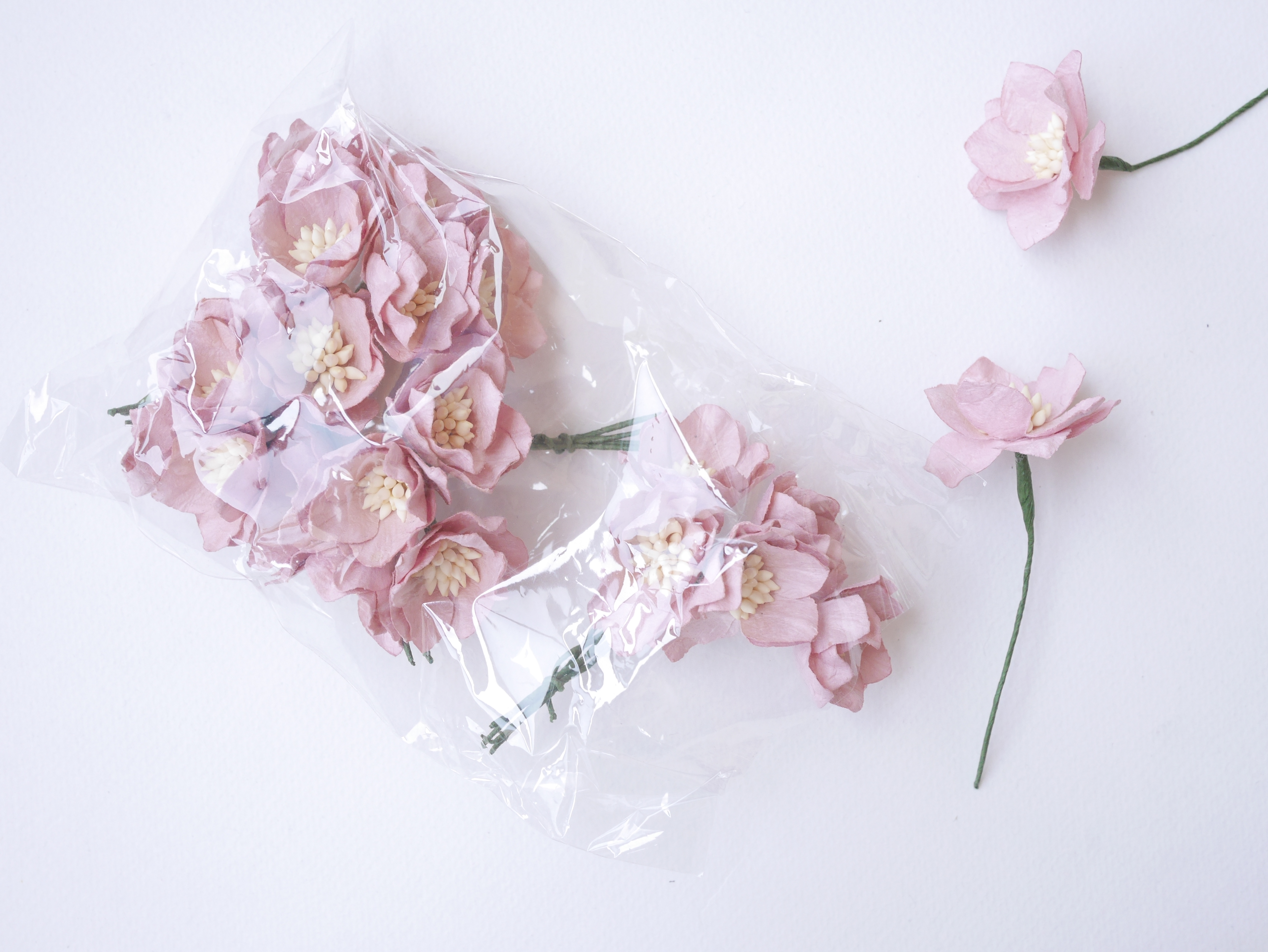 ดอกไม้กระดาษสา ดอกโลตัสอินโดนิเซียกระดาษ ดอกไม้กระดาษสาราคาส่ง ดอกไม้กระดาษสำหรับตกแต่งของชำร่วย งานแต่งงาน ทำช่อดอกไม้ติดอกเจ้าบ่าว ข้อมือดอกไม้เจ้าสาว ขนาด3.5 cm. 25 ดอก สีชมพูตุ่น #107 Paper flowers supplies: DIY wedding tools Big Cherry blossom (Lotus