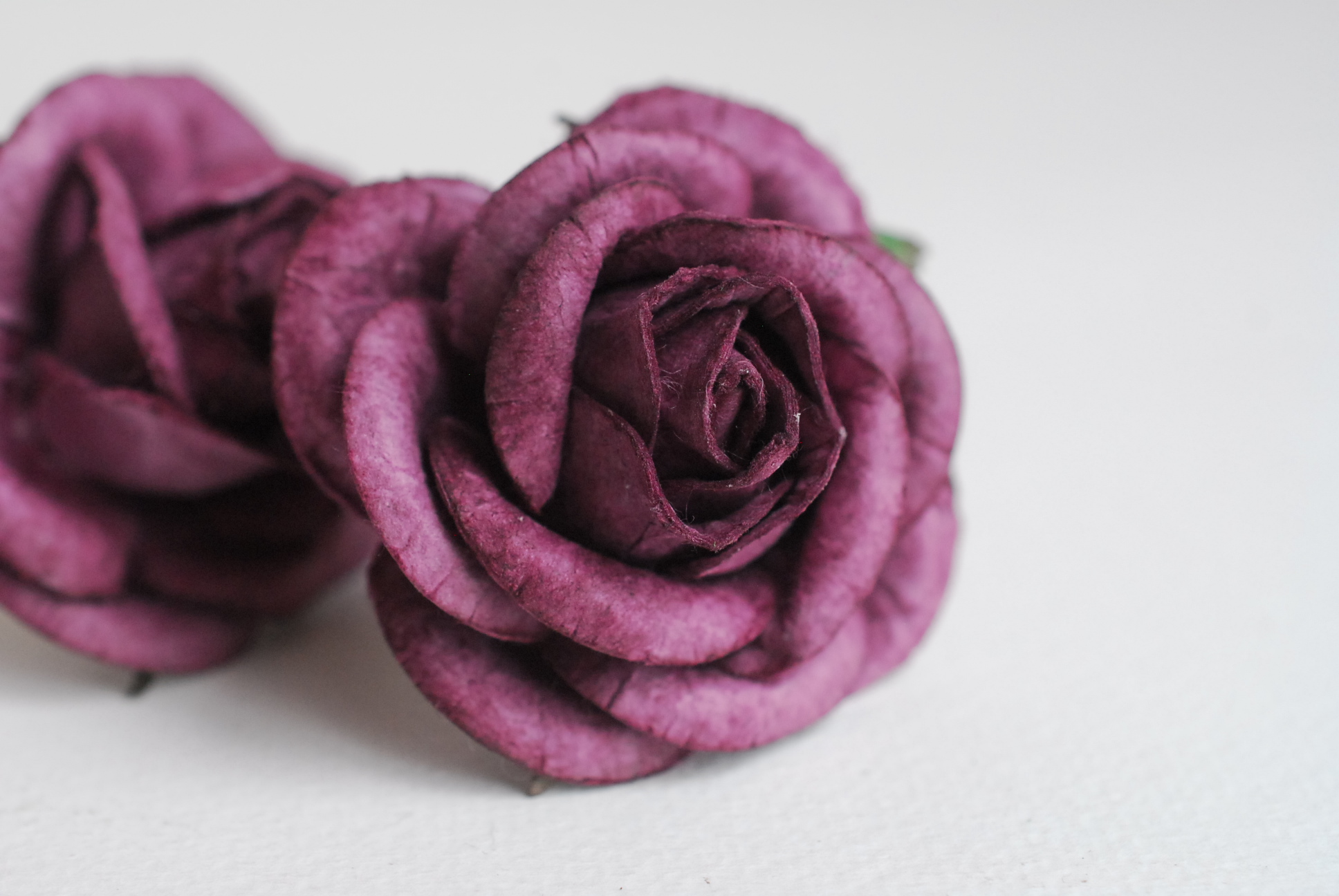 ดอกไม้กระดาษสา ราคาส่ง, ดอกกุหลาบกระดาษสา ดอกไม้ประดิษฐ์ ตกแต่งงานแต่งงาน ขนา่ด 4.5 cm., สำหรับของชำร่วย, งานแต่งงาน, ดอกไม้ทำข้อมือเจ้าสาว Paper flower,20 Pieces mulberry rose, 4.5 cm. dark purple color.