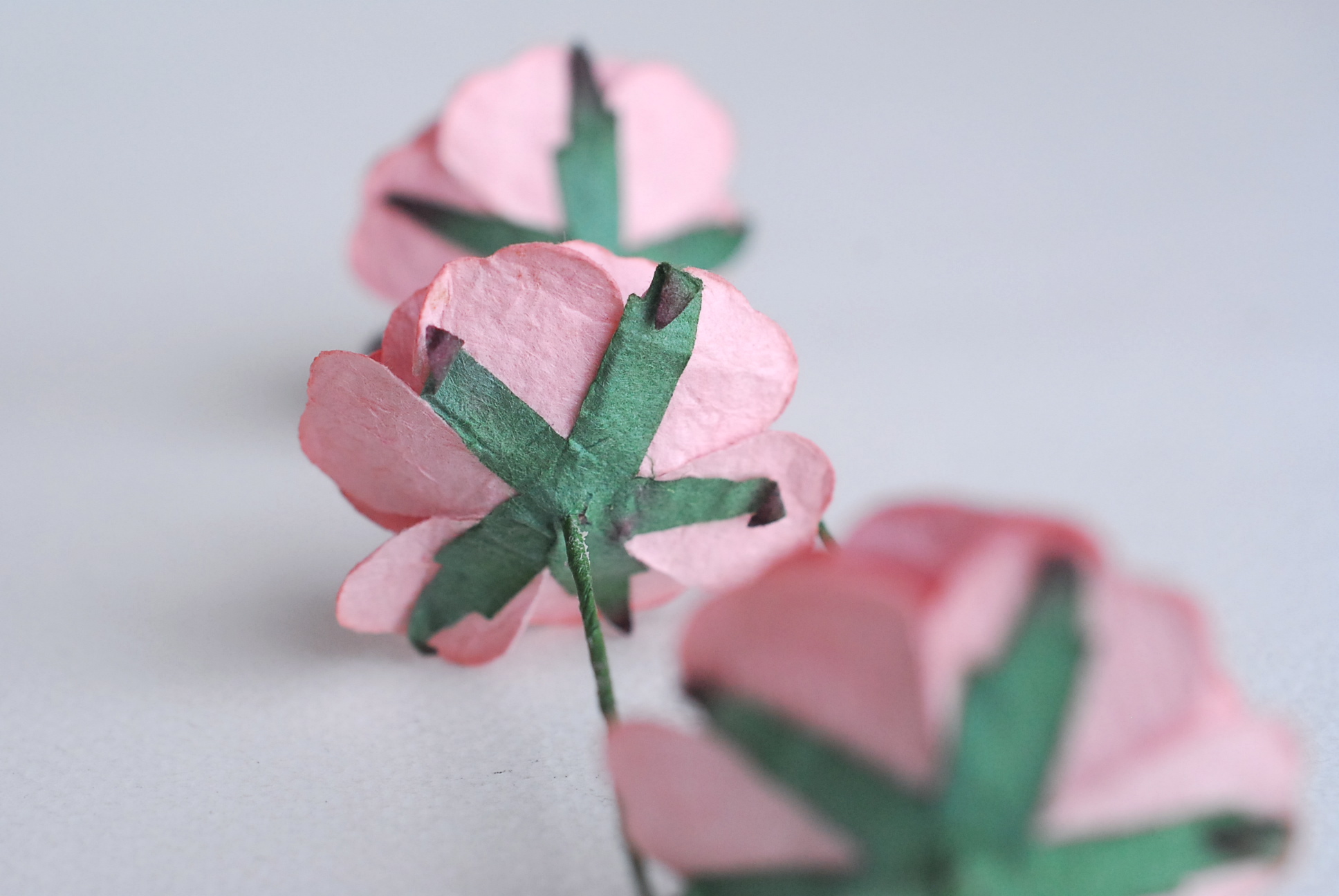 ดอกไม้กระดาษสา ดอกกุหลาบกระดาษสา ดอกไม้กุหลาบ ดอกไม้ประดิษฐ์ สำหรับตกแต่ง หรืองานแต่งงาน สีชมพูตุ่น color code #106 ขนาด 3.5 cm. จำนวน 25 ดอก Paper flowers, handmade flowers, small roses paper size 3.5 cm. 25 pieces, pink dusty color.