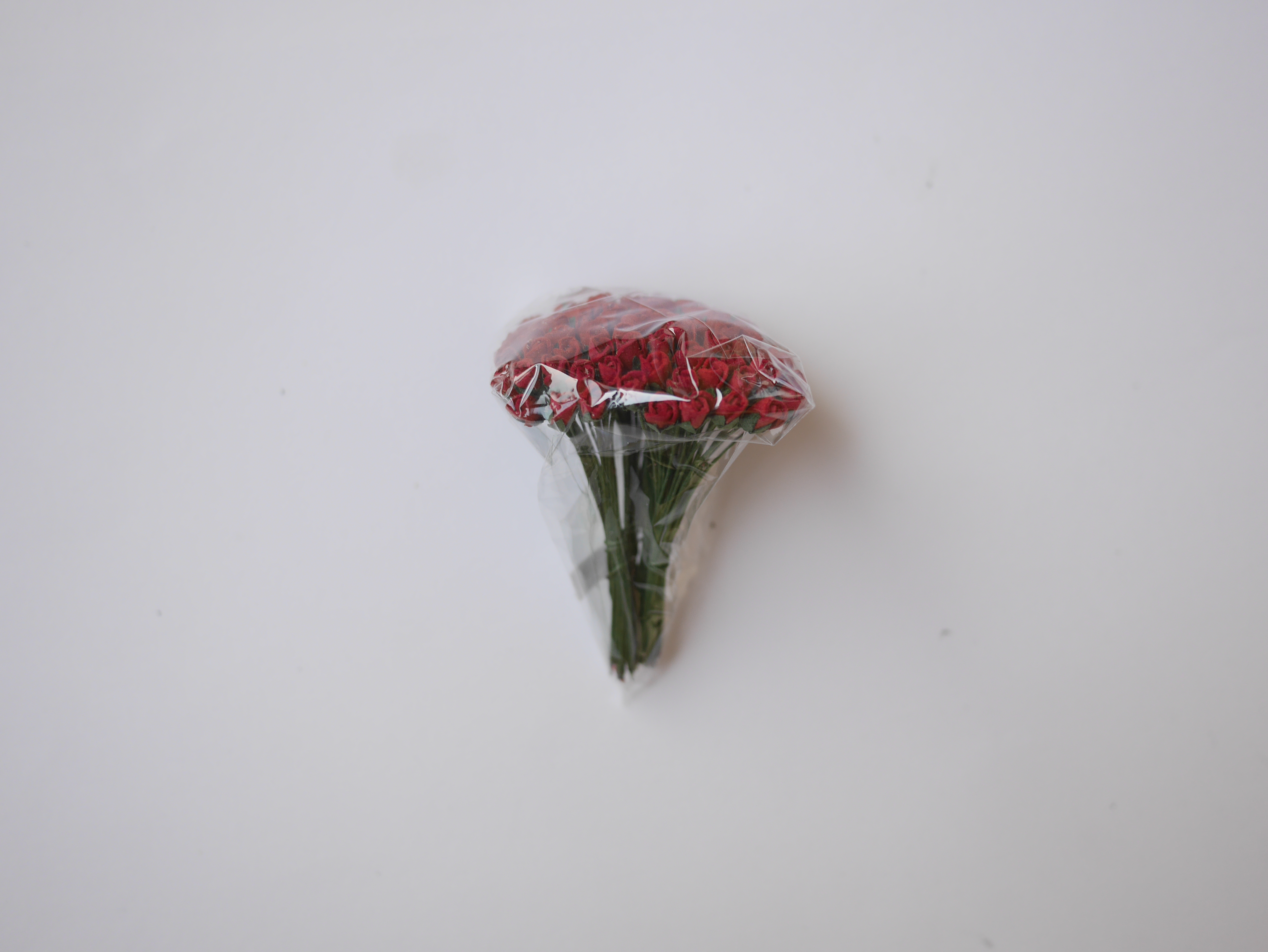 ดอกไม้กระดาษสา ดอกไม้กระดาษสา จตุจักร งานประดิษฐ์ ดอกไม้ทำข้อมือเพื่อนเจ้าสาว แต่งงาน, ดอกกุหลาบตูม 100 ดอก สีแดง paper flowers, budding roses flower 0.5x0.8 cm. 100 pieces. red color.