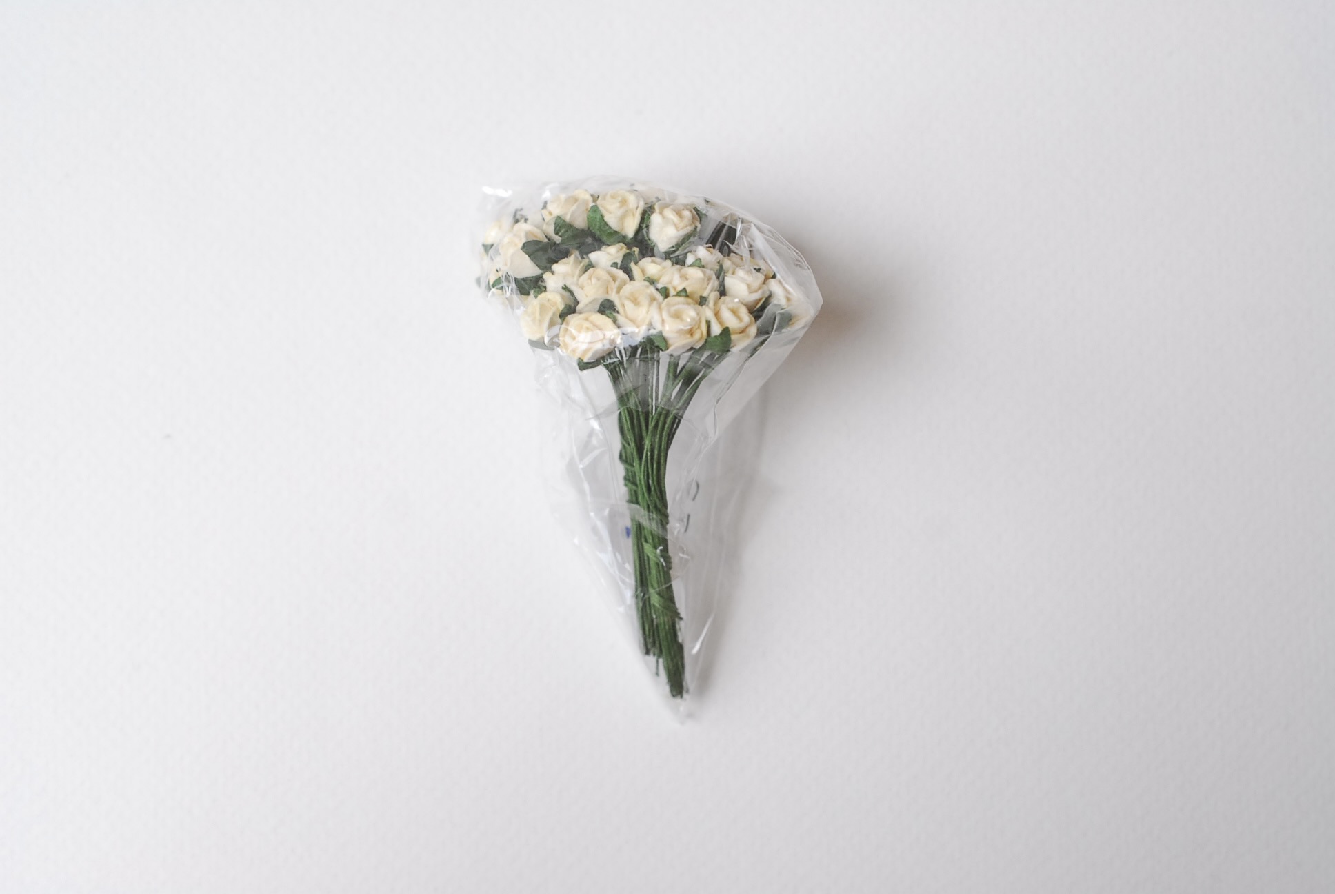 ดอกไม้กระดาษสา ดอกไม้กระดาษสา จตุจักร งานประดิษฐ์ ดอกไม้ทำข้อมือเพื่อนเจ้าสาว แต่งงาน, ดอกกุหลาบตูม 50 ดอก สีครีมอ่อน ขนาด 0.8x0.8 cm. paper flowers, budding roses flower 0.8 x 0.8 cm. 50 pieces. ivory color