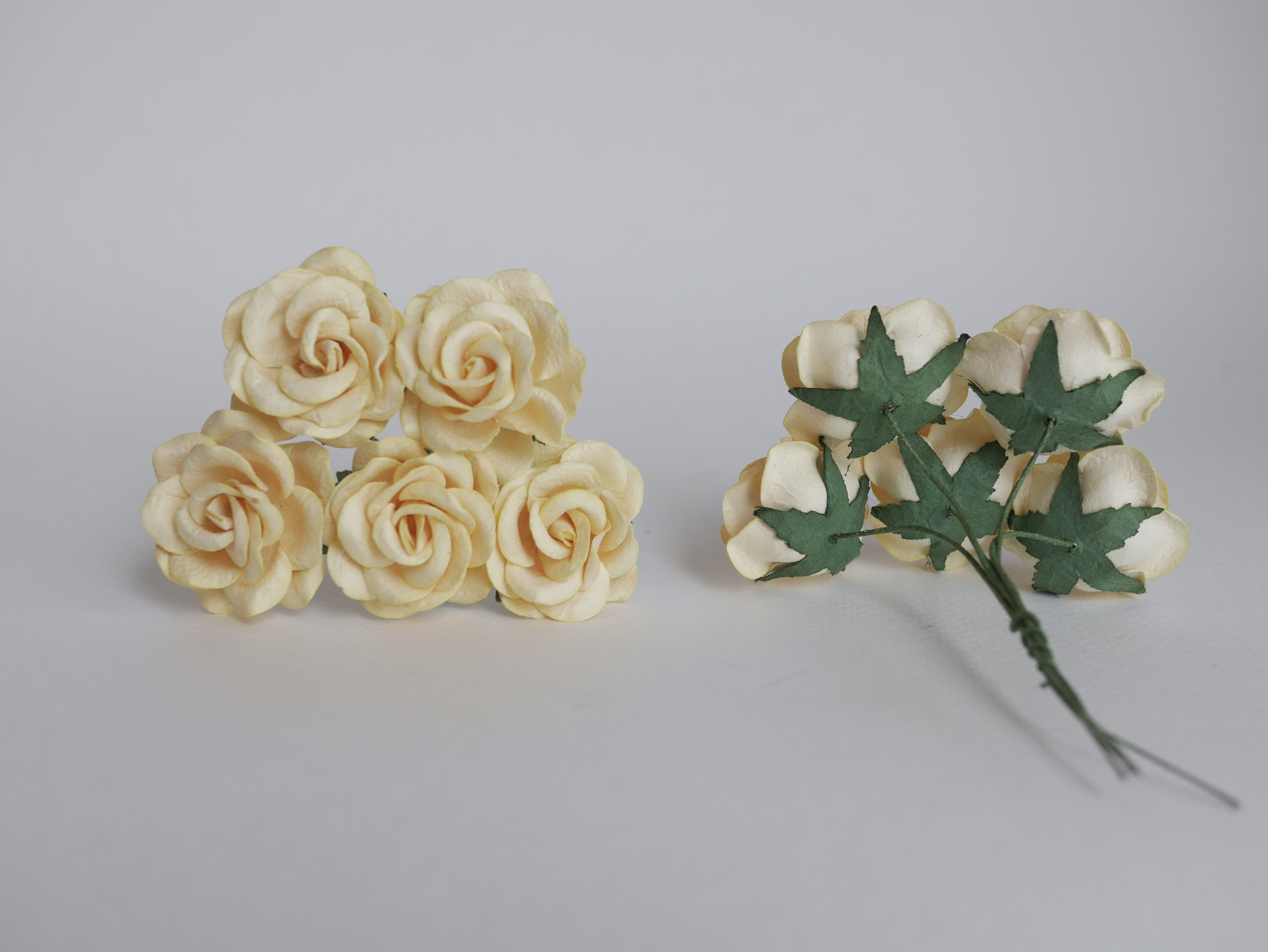 ดอกไม้กระดาษสา ดอกกุหลาบกระดาษสา ดอกไม้กุหลาบ กลีบโค้ง ดอกไม้ประดิษฐ์ สำหรับตกแต่ง หรืองานแต่งงาน สีเหลือง ขนาด 3.5 cm. จำนวน 25 ดอก Paper flowers, handmade flowers, small roses paper size 3.5 cm. 25 pieces, yellow color.