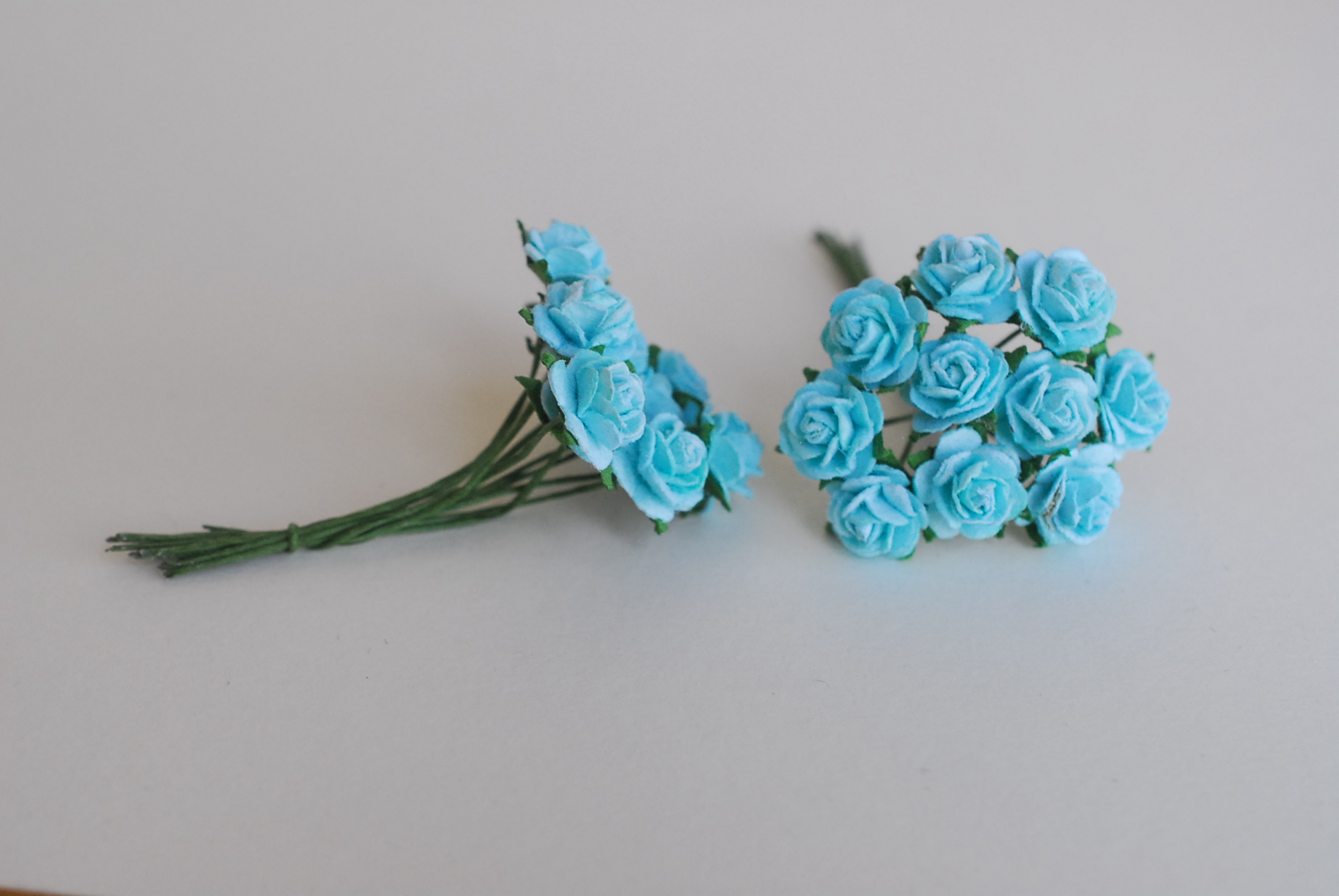 ดอกไม้กระดาษสาสำหรับตกแต่ง ของชำร่วย ดอกกุหลาบ กระดาษสา สีฟ้า ขนาด 1 cm. จำนวน 100 ดอก/1 ถุง