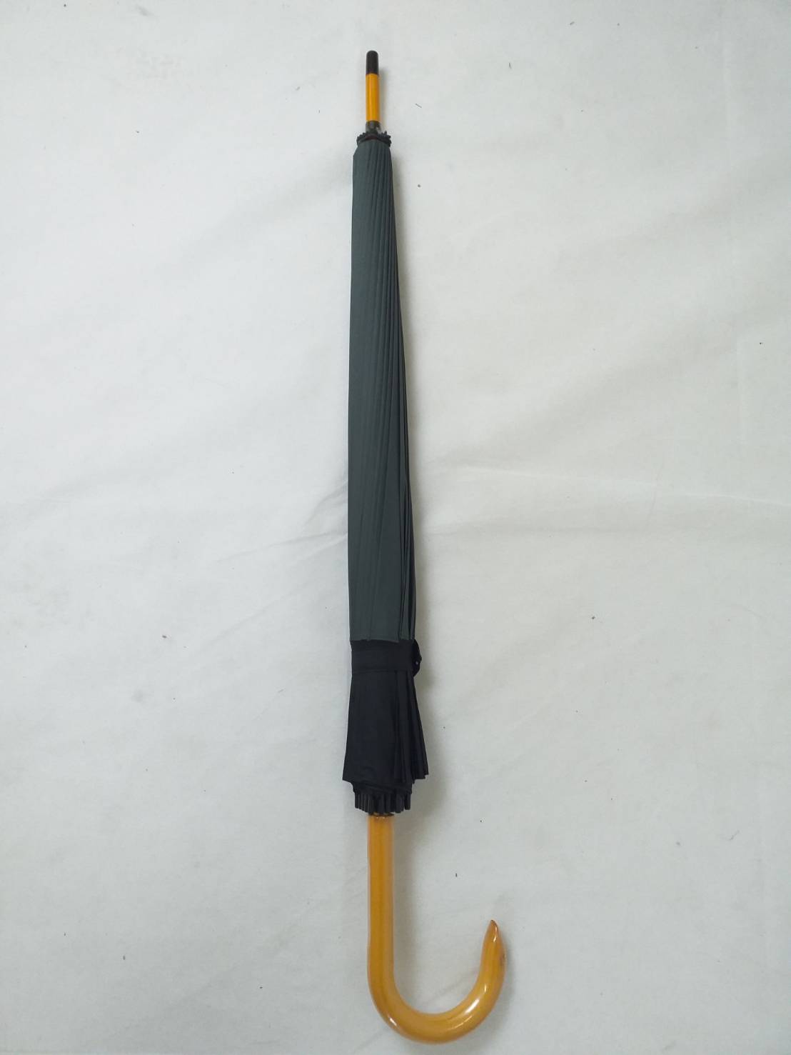 ร่มยาว 24 นิ้ว โครงเหล็กดำ 24 ซี่ แกนไม้ ด้ามไม้ สีพื้น ชายขอบดำ สวยงามแบบไทยๆ ชิ้น SKU-00159 2020-05-08 10:16:34 2021-12-09 10:32:39