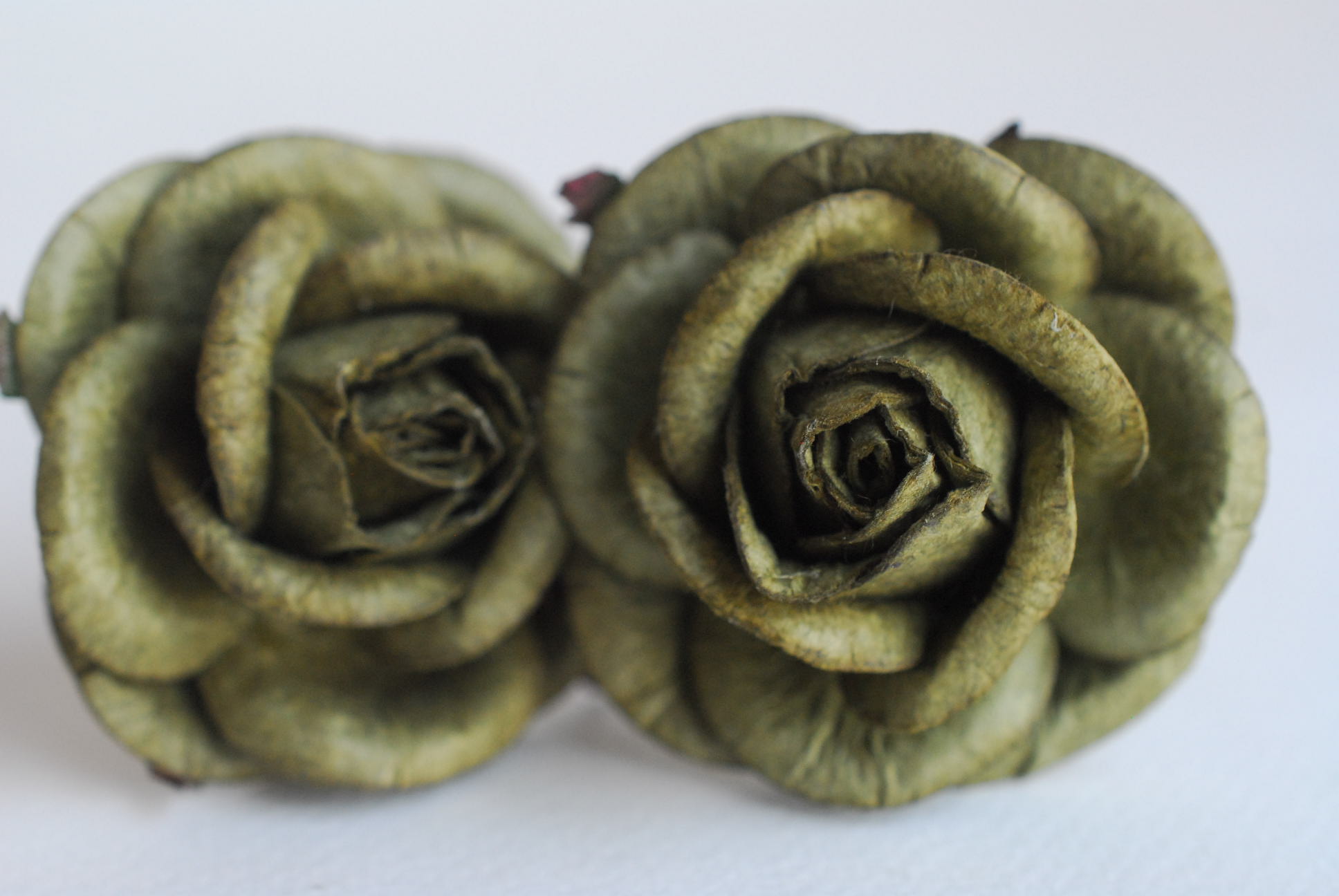 ดอกไม้กระดาษสา ดอกไม้กุหลาบกระดาษ ดอกไม้ประดิษฐ์ ดอกกุหลาบสีเขียวทหารเข้ม งานแต่งงาน ตกแต่งของชำร่วย, งานแต่งงาน สีชมพูปัดขาว ขนา่ด 4.5 cm., Paper flower,20 Pieces mulberry rose, 4.5 cm. dark green army color.