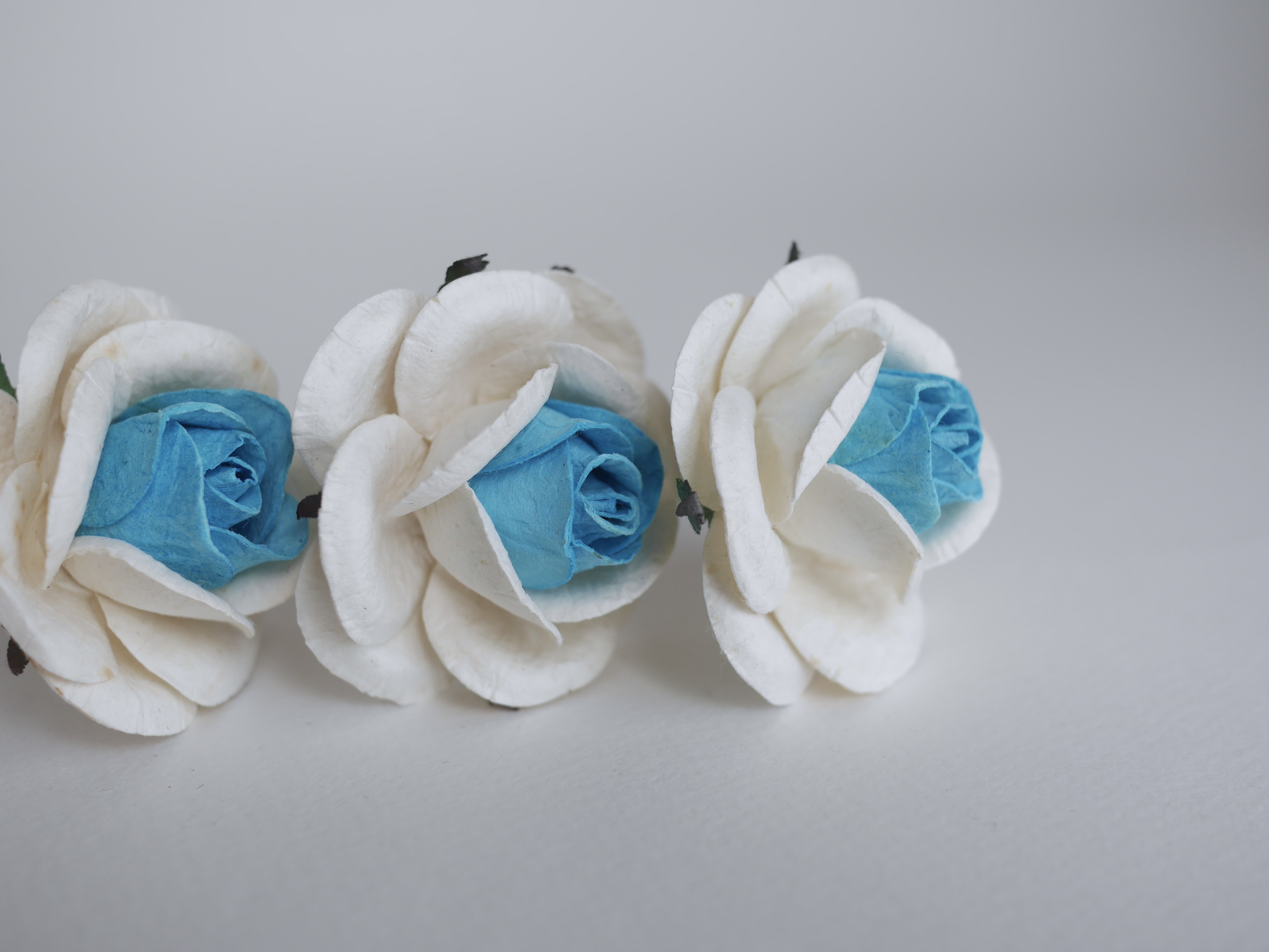 ดอกไม้กระดาษสา ดอกกุหลาบกระดาษ ดอกไม้กระดาษสา งานประดิษฐ์ ราคาส่ง ขนาด 4.5 cm., สำหรับของชำร่วย, งานแต่งงาน,สีฟ้า-ขาว Paper flower,20 Pieces mulberry rose, 4.5 cm. medium blue sky-white color.