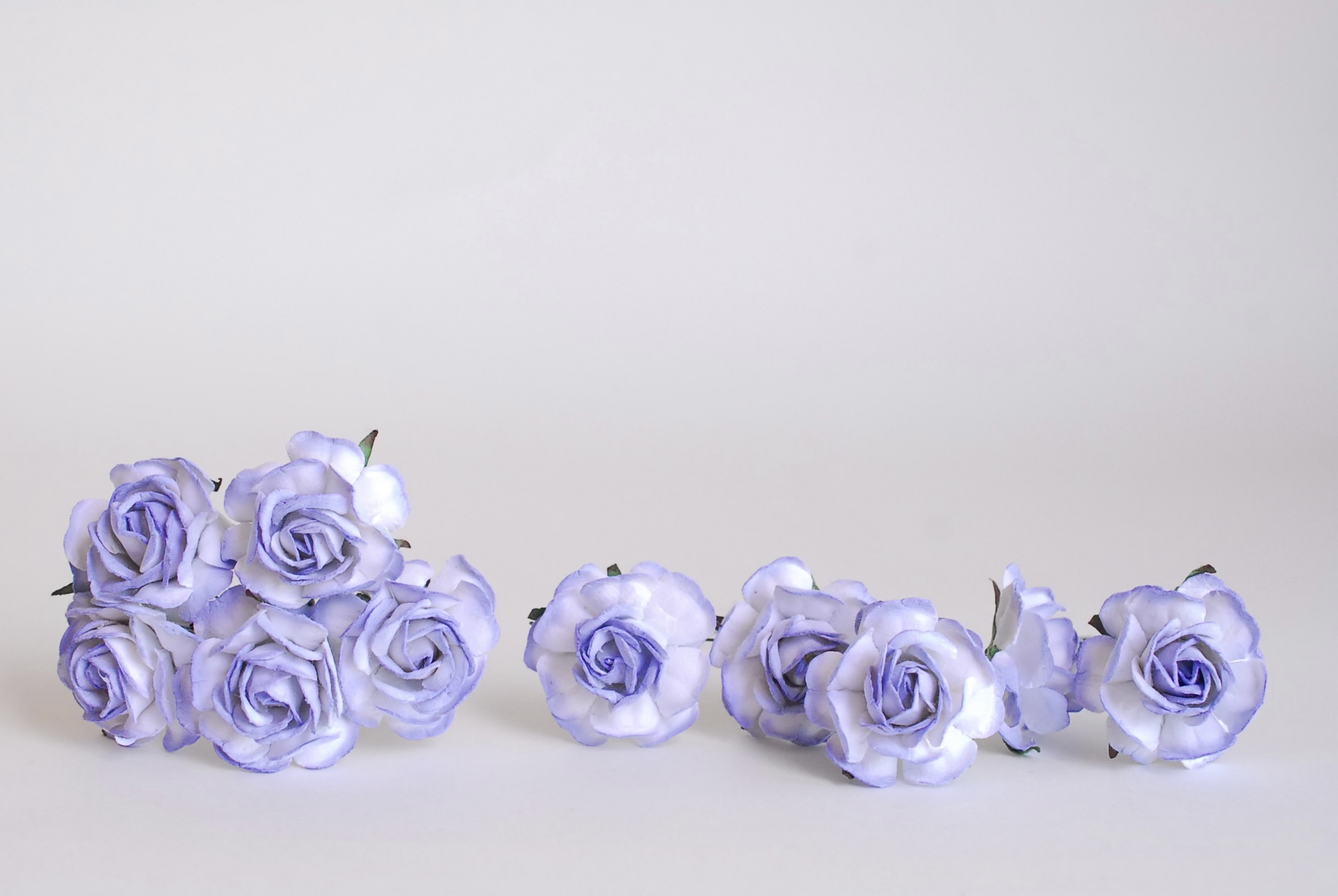 ดอกไม้กระดาษสา ดอกกุหลาบกระดาษสา ดอกไม้กุหลาบ ดอกไม้ประดิษฐ์ สำหรับตกแต่ง หรืองานแต่งงาน สีฟ้าตุ่นปัดขาว ขนาด 3.5 cm. จำนวน 25 ดอก Paper flowers, handmade flowers, small roses paper size 3.5 cm. 25 pieces, pale blue brush white color.