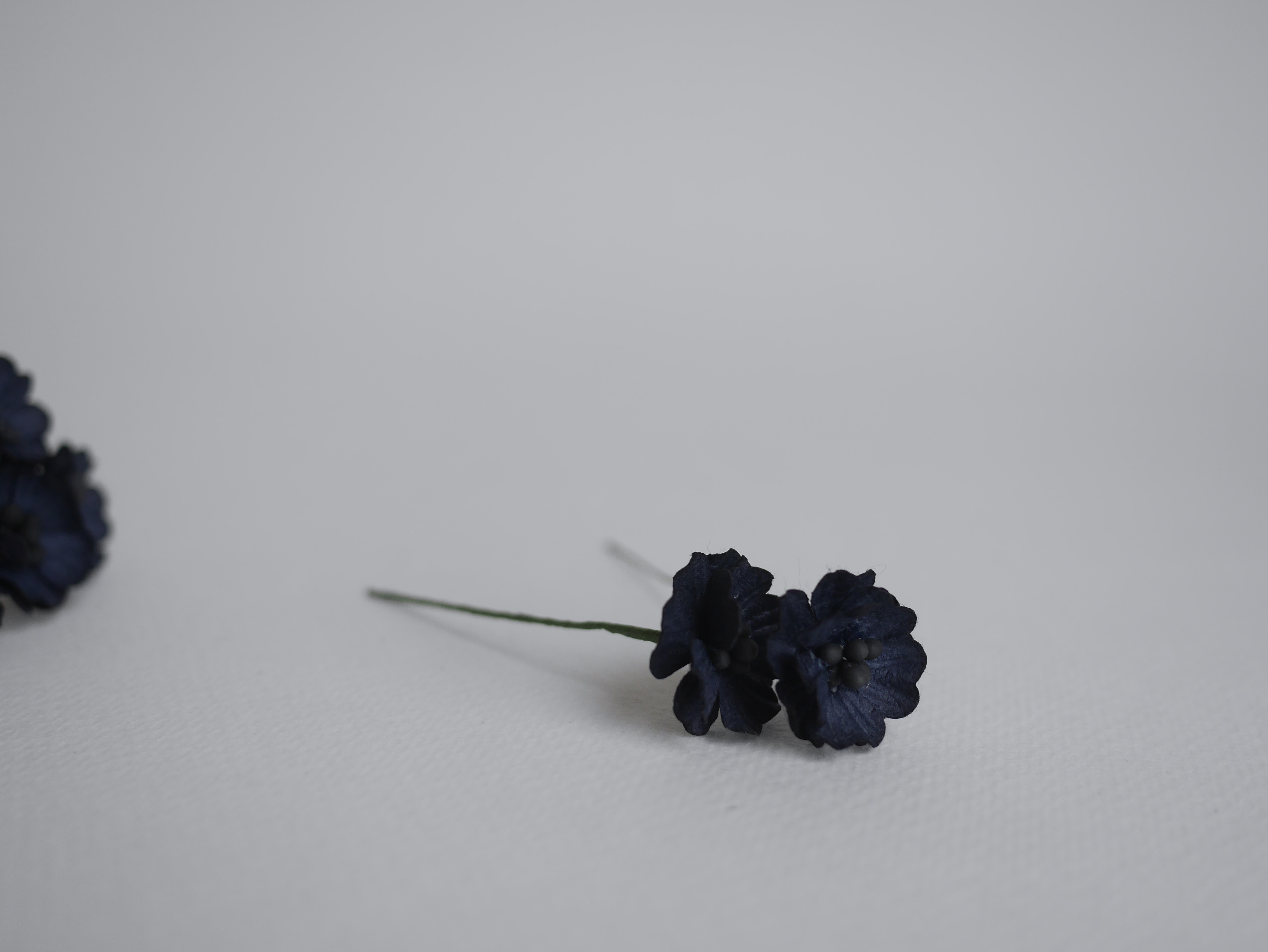 ดอกไม้กระดาษสา ดอกไม้กระดาษสา จตุจักร งานประดิษฐ์ ดอกไม้ทำข้อมือเพื่อนเจ้าสาว แต่งงาน ดอกไม้กระดาษ poppy สีดำ black color ขนาด 2.00 cm. จำนวน 50 ดอก