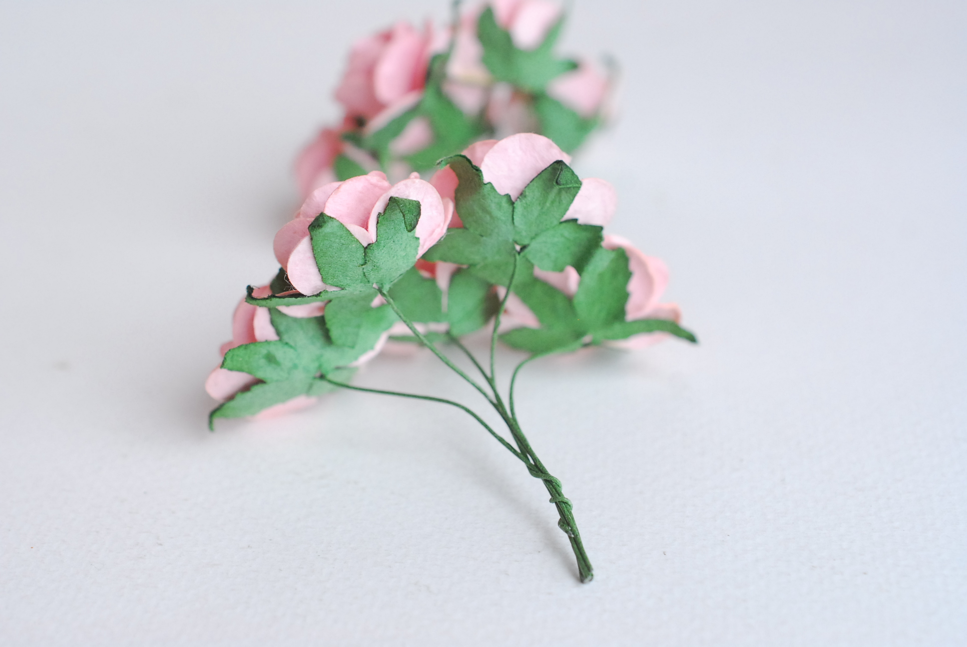 ดอกไม้กระดาษ ดอกไม้กระดาษสา ราคาส่ง,ดอกไม้กุหลาบกระดาษ ดอกกุหลาบกระดาษสา ดอกไม้ประดิษฐ์ สำหรับตกแต่ง หรืองานแต่งงาน สีpeachเข้ม(สีชมพูพีช)ขนาด 2.5 cm. จำนวน 50 ดอก