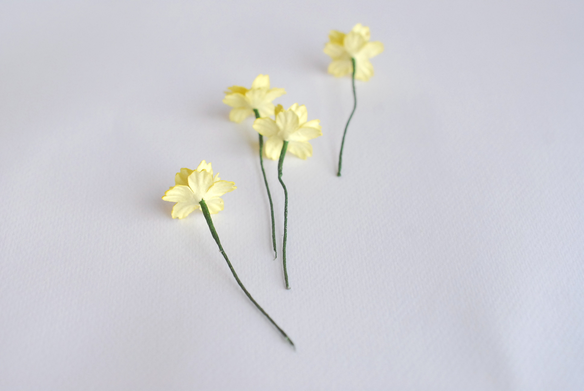 ดอกไม้กระดาษสา ดอกซากุระกระดาษ ขนาดเล็ก ดอกไม้กระดาษสาราคาส่ง ดอกไม้กระดาษสำหรับตกแต่งของชำร่วย งานแต่งงาน ทำช่อดอกไม้ติดอกเจ้าบ่าว ข้อมือดอกไม้เจ้าสาว ขนาด2.0 cm. 50 ดอก สีเหลือง Paper flowers supplies: DIY wedding tools small Cherry blossom (Sakura) 50