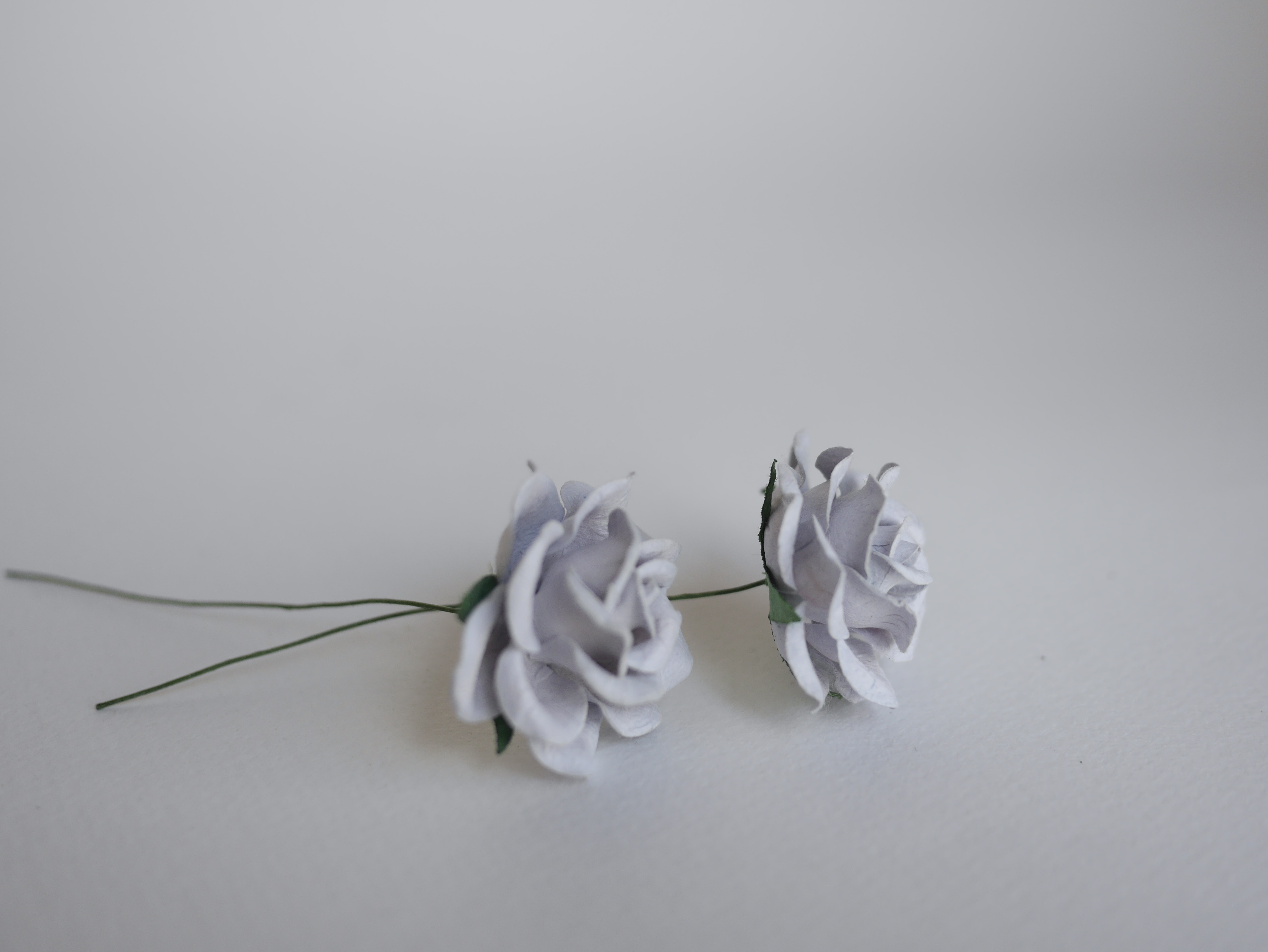 ดอกไม้กระดาษสา ดอกกุหลาบกระดาษสา ดอกไม้กุหลาบ กลีบโค้ง ดอกไม้ประดิษฐ์ สำหรับตกแต่ง หรืองานแต่งงาน สีเทาอ่อน ขนาด 3.5 cm. จำนวน 25 ดอก Paper flowers, handmade flowers, small roses paper size 3.5 cm. 25 pieces, pale gray color.