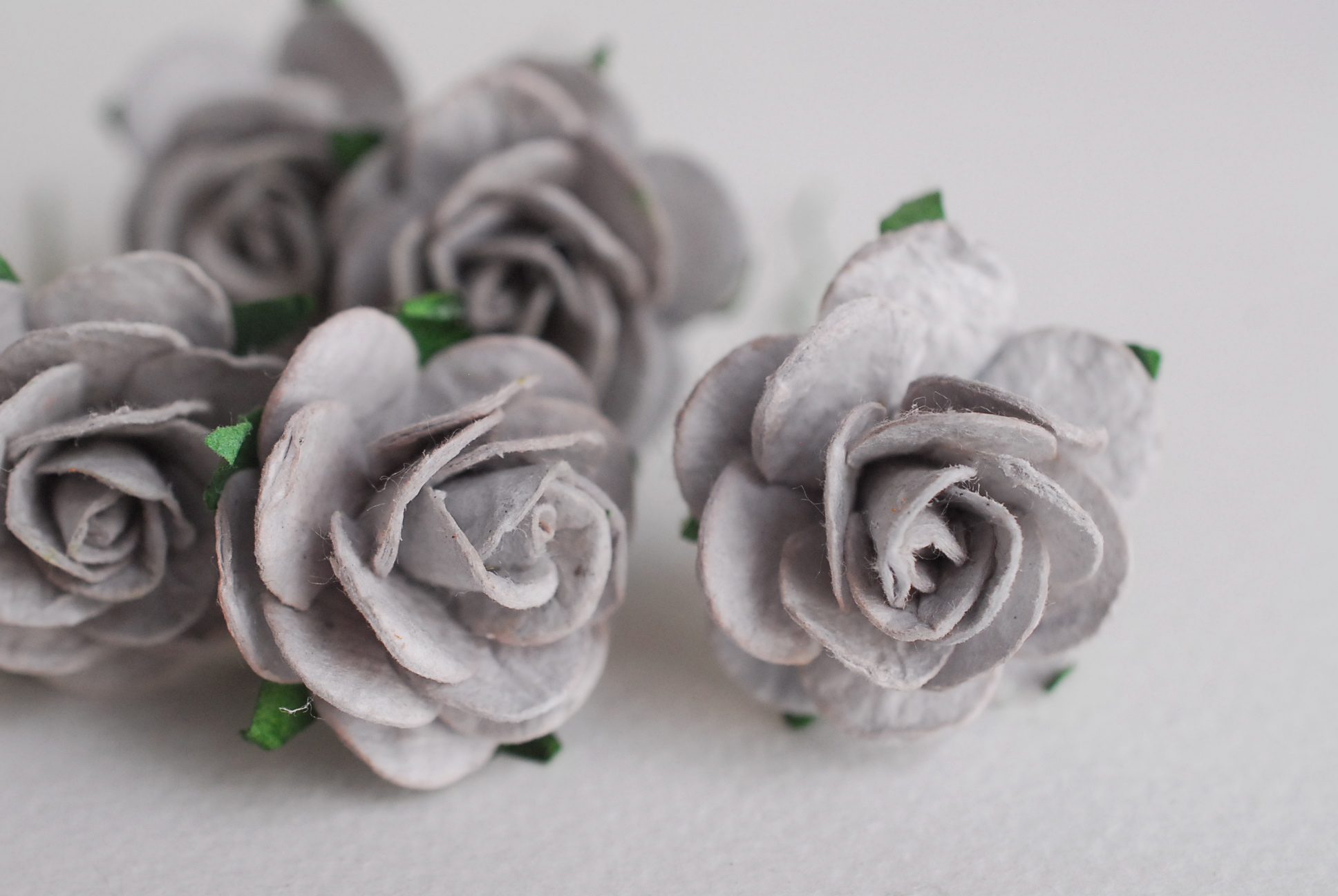 ดอกไม้กระดาษสา ดอกไม้กระดาษสา ราคาส่ง, ดอกกุหลาบกระดาษสา ดอกไม้ประดิษฐ์ สำหรับตกแต่ง หรืองานแต่งงาน สีเทา ขนาด 2.5 cm. จำนวน 50 ดอก Paper flowers, handmade flowers, small roses paper size 2.5 cm. 50 pieces, grey color.