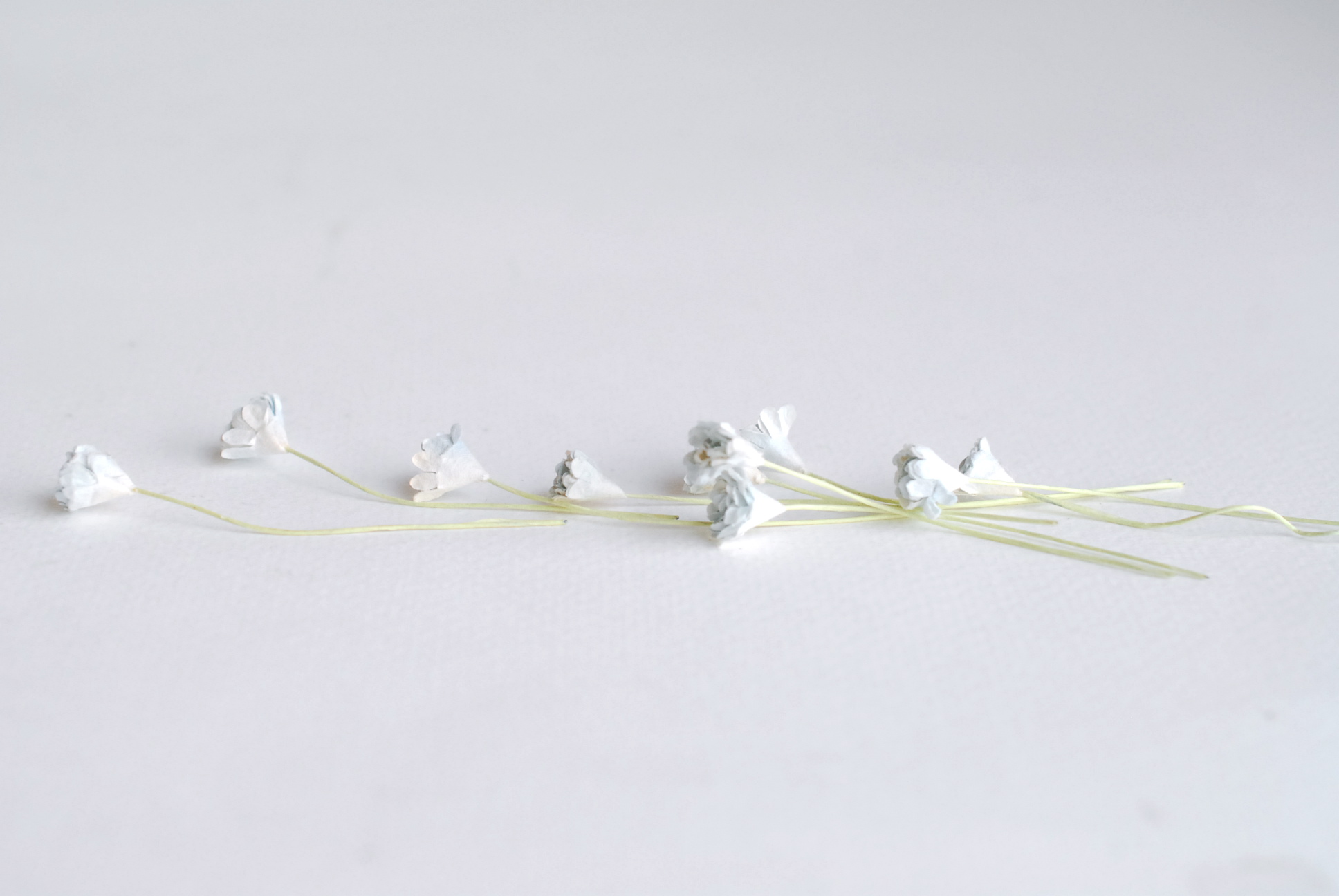 ดอกไม้ประดิษฐ์, ดอกไม้กระดาษสา, ดอก gypsophila, ดอกยิปโซ งานประดิษฐ์ตกแต่งของชำร่วย, ดอกไม้ทำพานพุ่ม, พานรับไหว้, ขนาด 1 cm. สีฟ้าตุ่นปัด