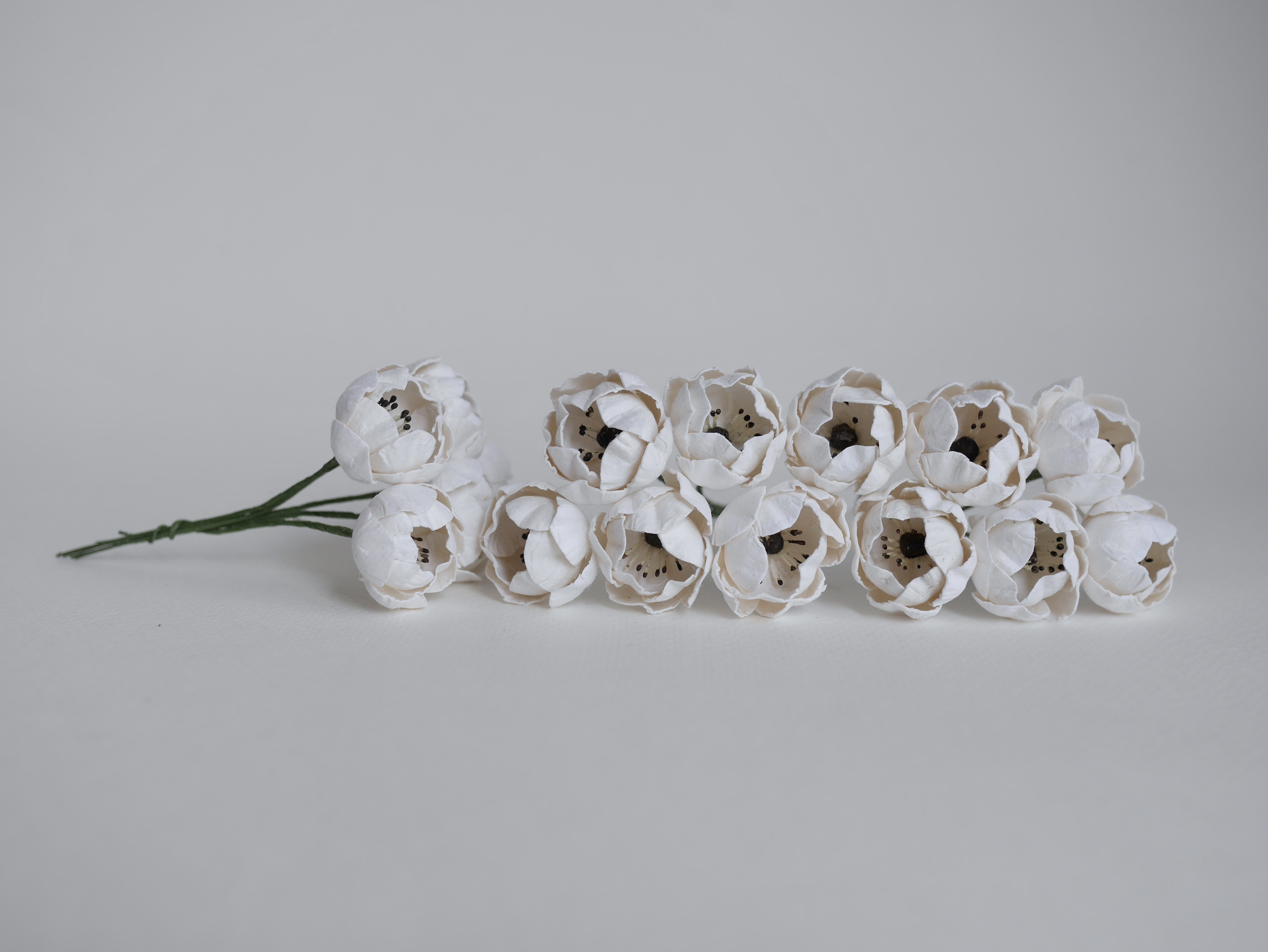 ดอกกุหลาบกระดาษสา peony ดอกไม้กระดาษสาราคาส่ง, ดอกไม้กระดาษ,ดอกไม้ประดิษฐ์ สำหรับตกแต่งของชำร่วย งานแต่งงาน ดอกกุหลาบกลม peony ขนาด 3.5 cm. จำนวน 25 ดอก, สีขาว เกสรสีดำ Paper Flowers, Peony flowers supplies size 3.5cm./ 25 pieces, handmade flower