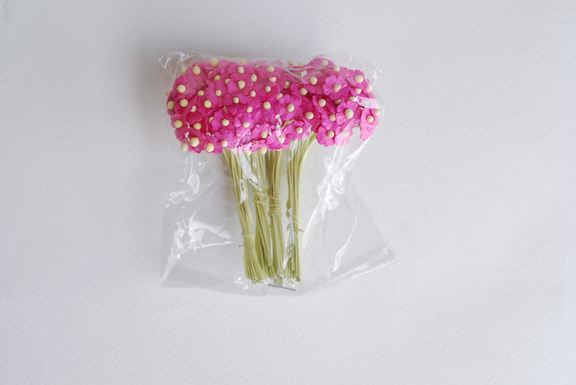 ดอกไม้กระดาษสา ดอกไม้กระดาษสาราคาส่ง ดอกไม้กระดาษสำหรับตกแต่ง งานแต่งงาน หรือติดของชำร่วย ดอกไม้จิ๋ว 100 ดอก ขนาด 0.6 cm. สีชมพูเข้ม Small Paper Flower with stem, , 100 pcs., size 0.6 cm., small creeping ladies flowers 1 layer, hot pink color.