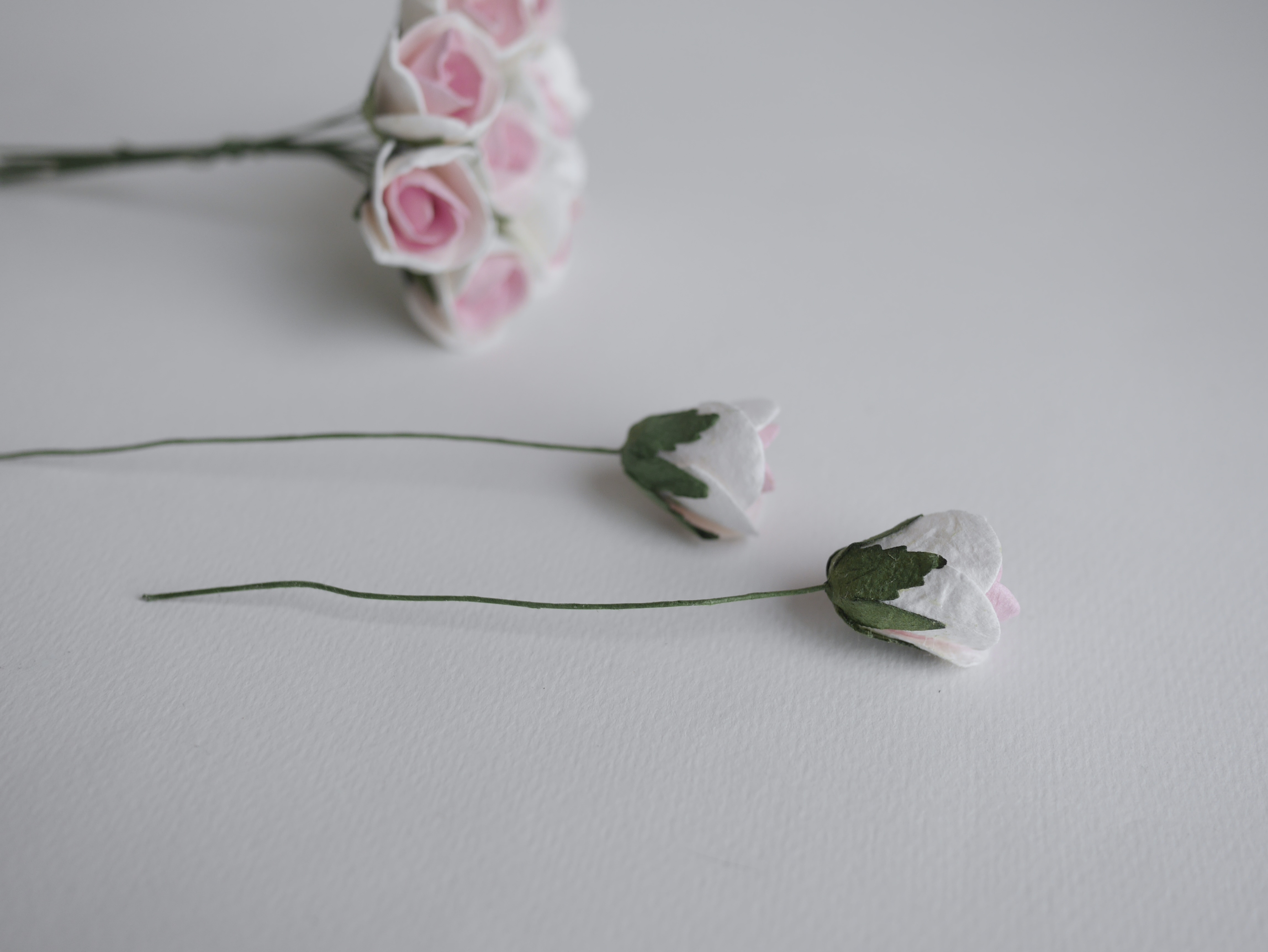 ดอกไม้กระดาษสา ดอกไม้กระดาษสา จตุจักร งานประดิษฐ์ ดอกไม้ทำข้อมือเพื่อนเจ้าสาว แต่งงาน, ดอกกุหลาบตูม 50 ดอก สีชมพู-ขาว ขนาด 1.8x2.0 cm. paper flowers, budding roses flower 1.8 x2.0 cm. 50 pieces. pink-white twotone color