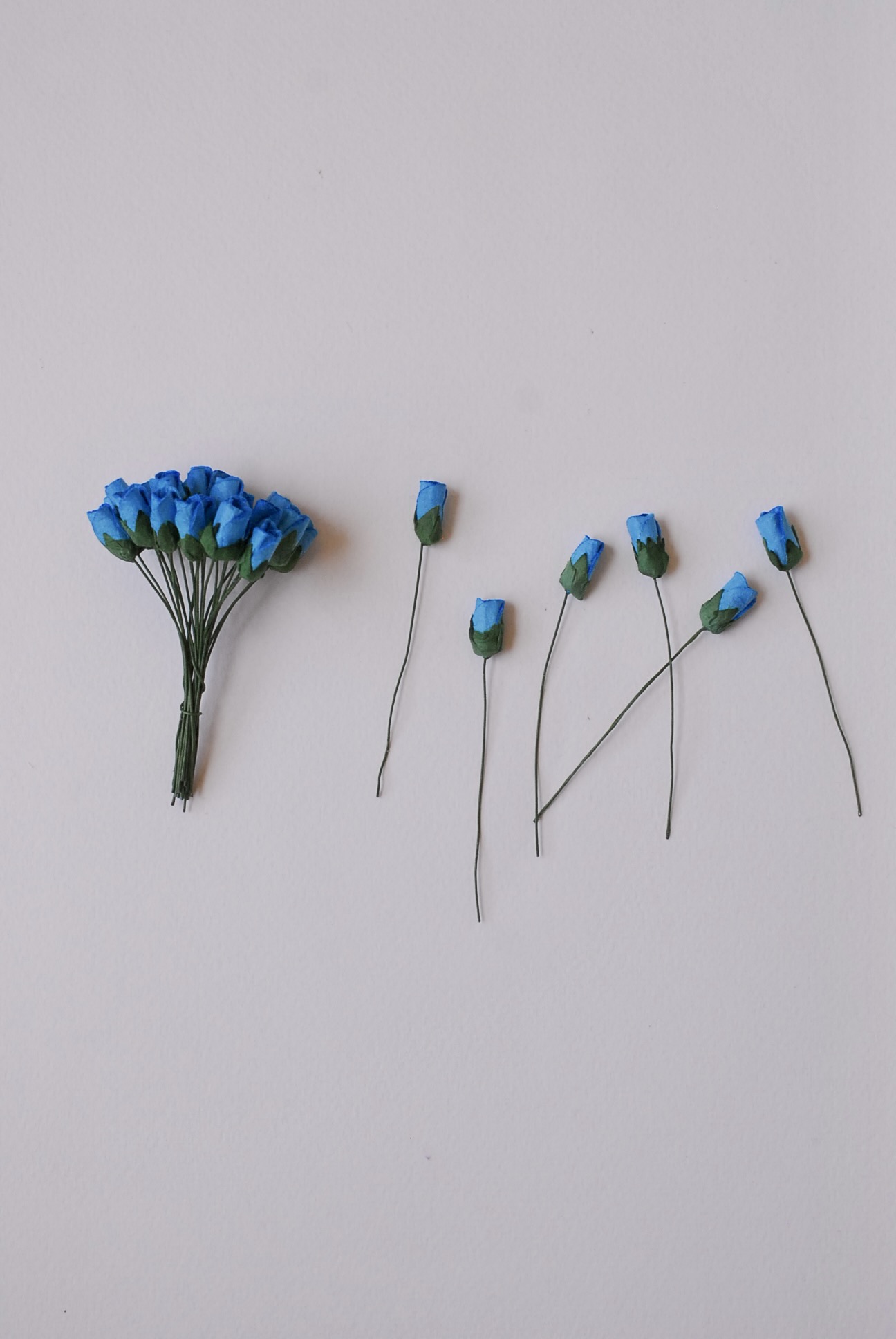 ดอกไม้กระดาษสา ดอกไม้กระดาษสา จตุจักร งานประดิษฐ์ ดอกไม้ทำข้อมือเพื่อนเจ้าสาว แต่งงาน, ดอกกุหลาบตูม 50 ดอก สีฟ้าน้ำทะเล ขนาด 0.8x1.5 cm. paper flowers, budding roses flower 0.8 x1.5 cm. 50 pieces. azure color