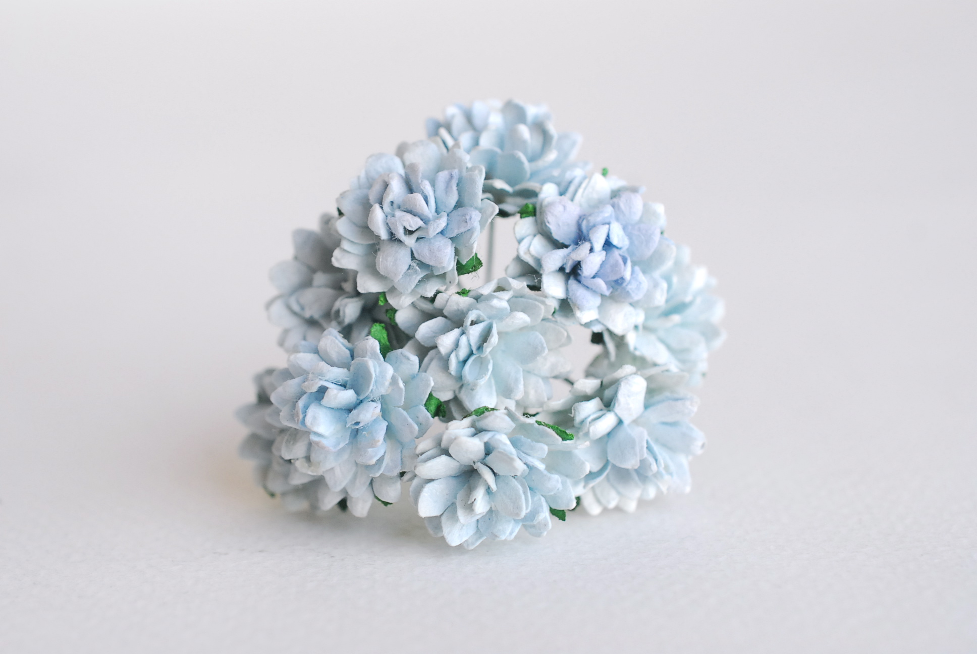 ดอกไม้ประดิษฐ์, ดอกไม้กระดาษสา, ดอก gypsophila, ดอกยิปโซ งานประดิษฐ์ตกแต่งของชำร่วย, ดอกไม้ทำพานพุ่ม,พานพวงมาลัย, พานรับไหว้, ขนาด 1.5 cm. สีฟ้าตุ่น