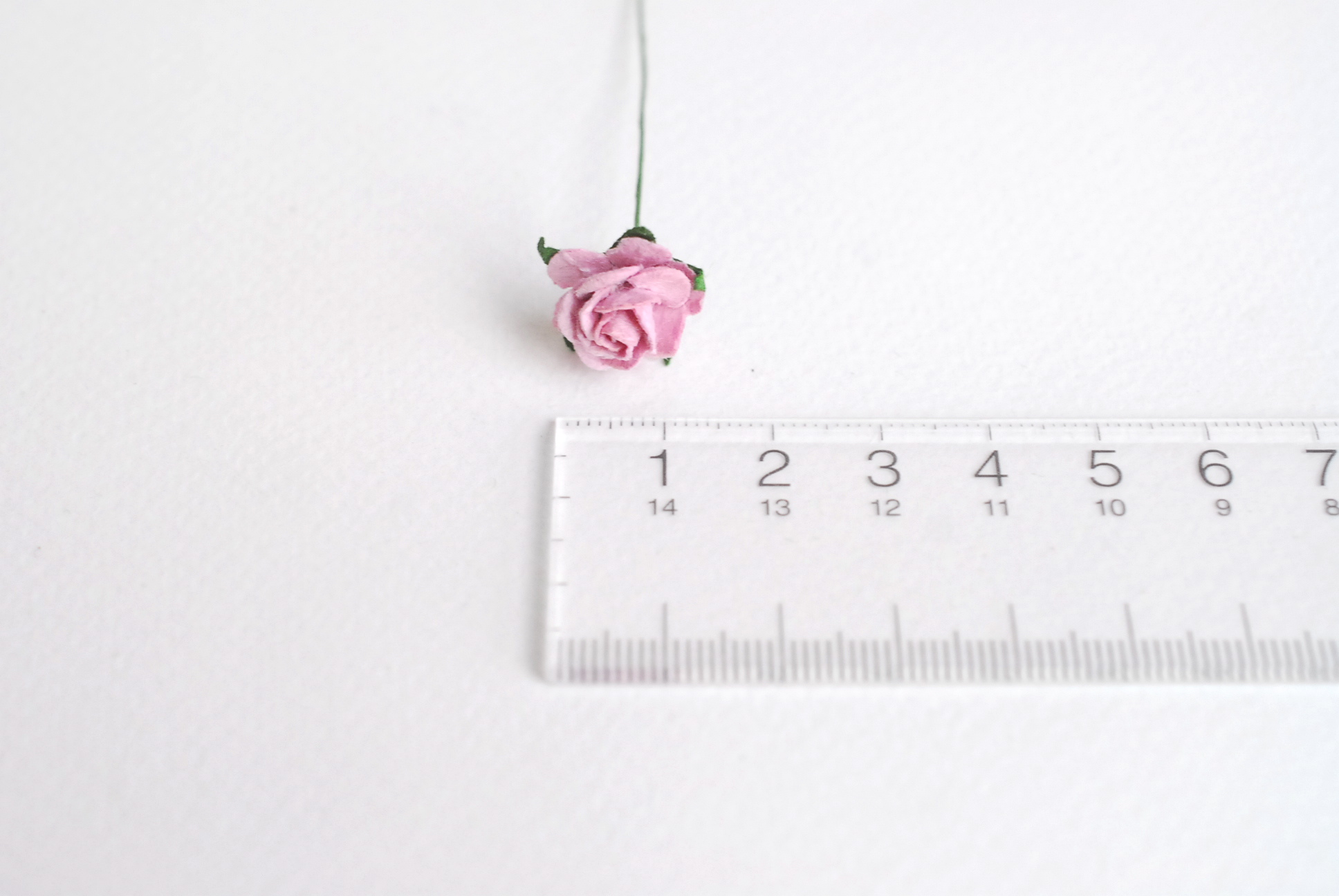 ดอกไม้กุหลาบกระดาษ ดอกไม้กระดาษสา, ดอกกุหลาบจิ๋ว, ดอกไม้กระดาษสาขายส่ง สีชมพูม่วง ขนาด 1.5 cm. จำนวน 100 ดอก Paper Flowers size 1.5 cm., mini roses pink purple color, 100 pcs.