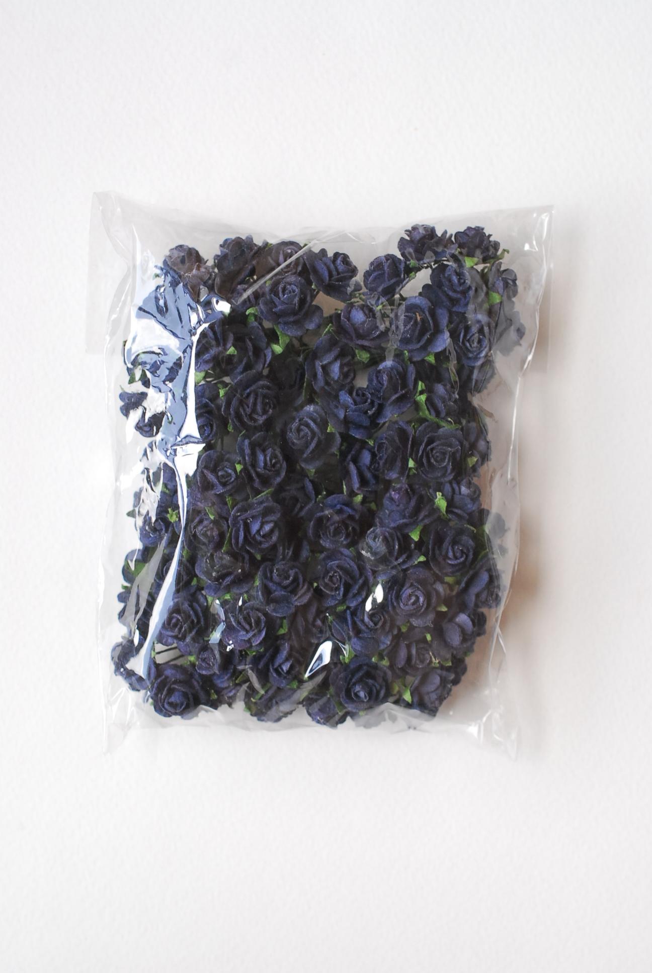 ดอกไม้กุหลาบกระดาษ ดอกไม้กระดาษสา, ดอกกุหลาบจิ๋ว, ดอกไม้กระดาษสาขายส่ง สีน้ำเงินเข้ม ขนาด 1.5 cm. จำนวน 100 ดอก Paper Flowers size 1.5 cm., mini roses passion blue color.