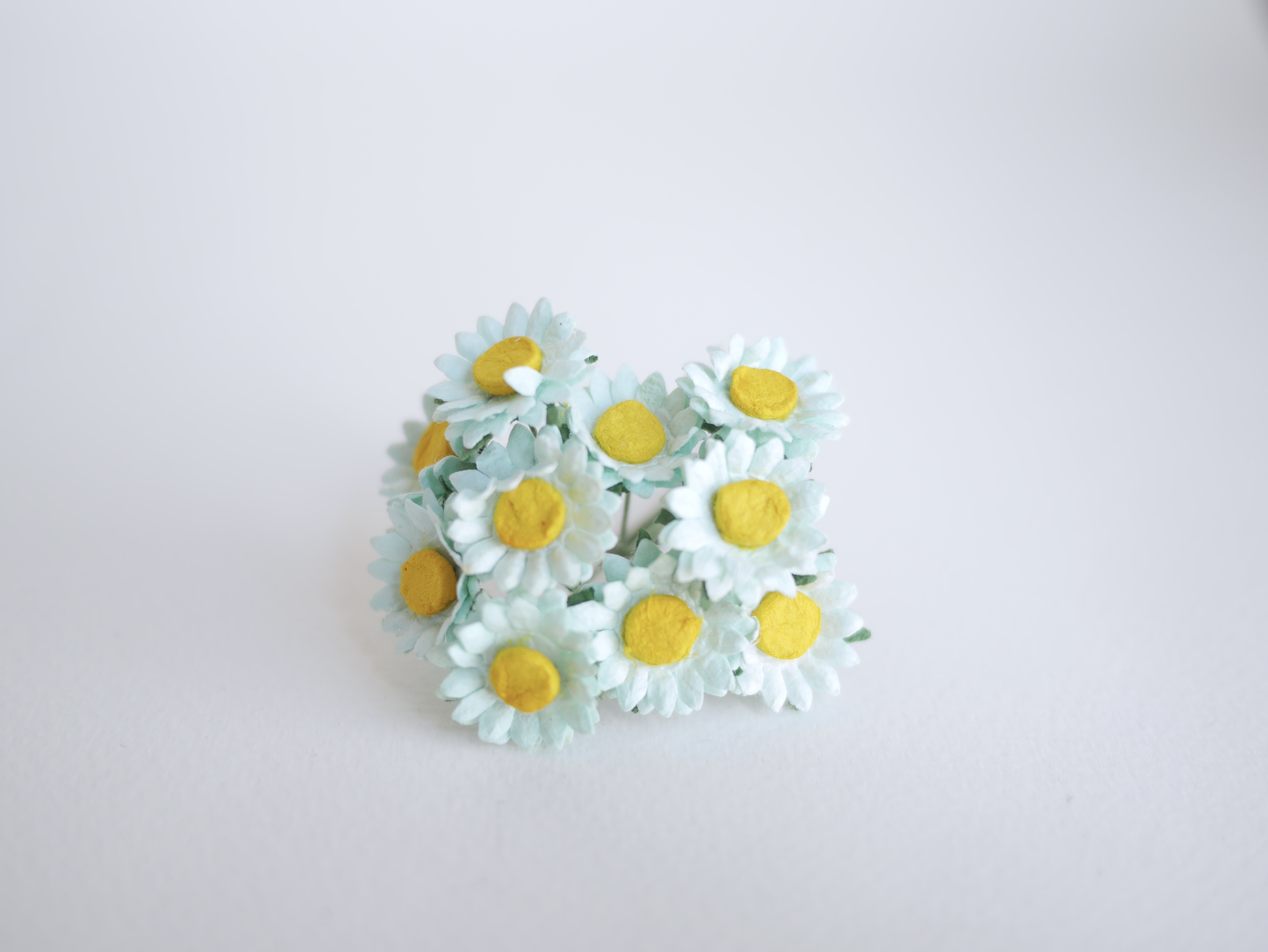 ดอกทานตะวันกระดาษ ดอกไม้กระดาษสา ดอกไม้ประดิษฐ์จากกระดาษสา ดอกทานตะวัน ดอกไม้กระดาษสาขายส่ง ดอกไม้ประดิษฐ์ ดอกไม้ทำข้อมือเพื่อนเจ้าสาว ขนาด 1.5 cm. จำนวน 100 ดอก สีมิ้นท์ Paper Flower, Sun Flowers, mint color, size 1.5 cm 100 pieces, yellow pollen.