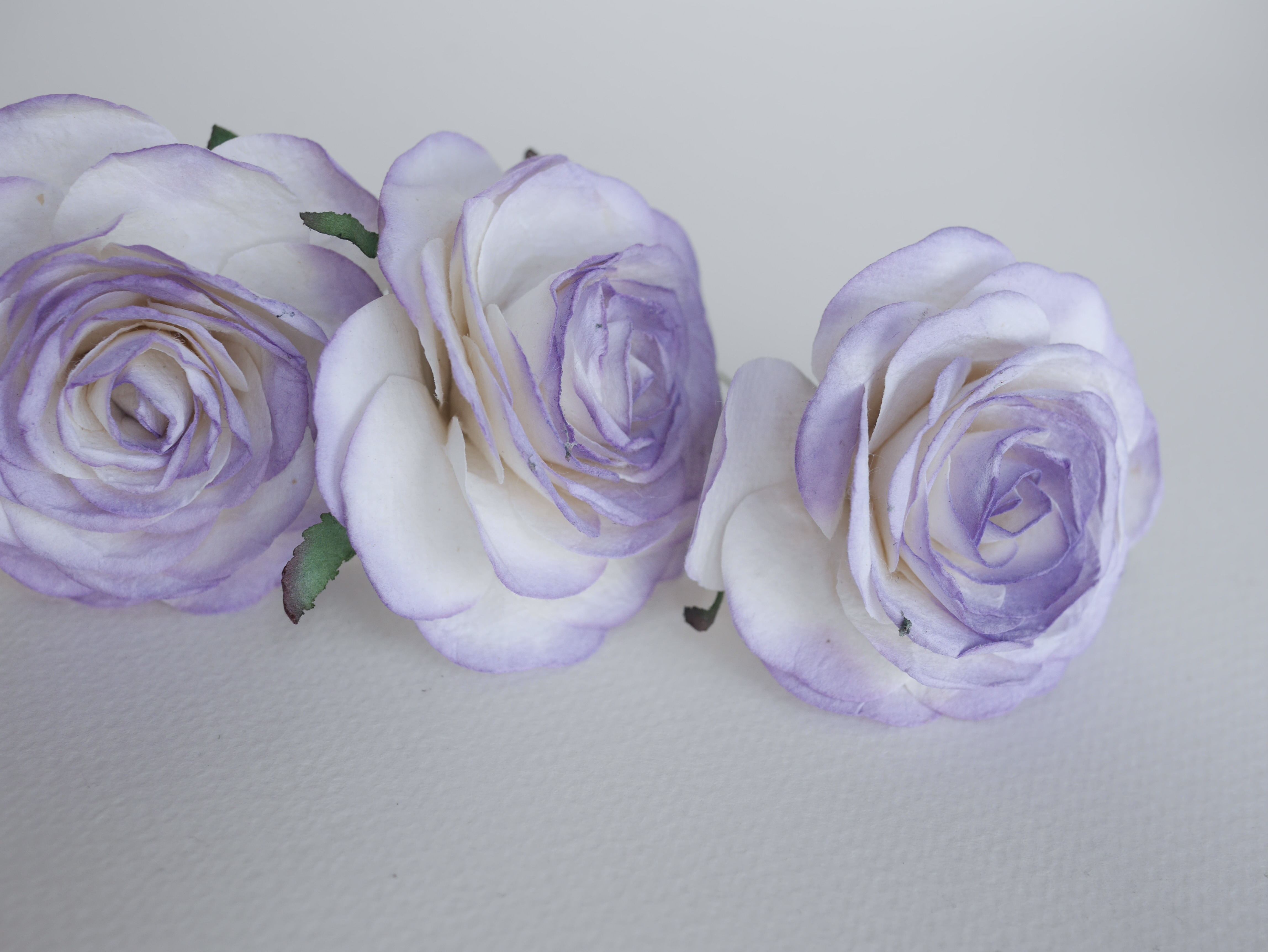 ดอกไม้กระดาษสา ดอกไม้กุหลาบกระดาษ ดอกกุหลาบกระดาษ ขนาด 6.5 cm.,จำนวน 10 ดอก, สำหรับของชำร่วย, งานแต่งงาน, สีม่วงอ่อนปัดขาว Paper flower, 10 Pieces mulberry rose, 6.5 cm. soft purple brush white color