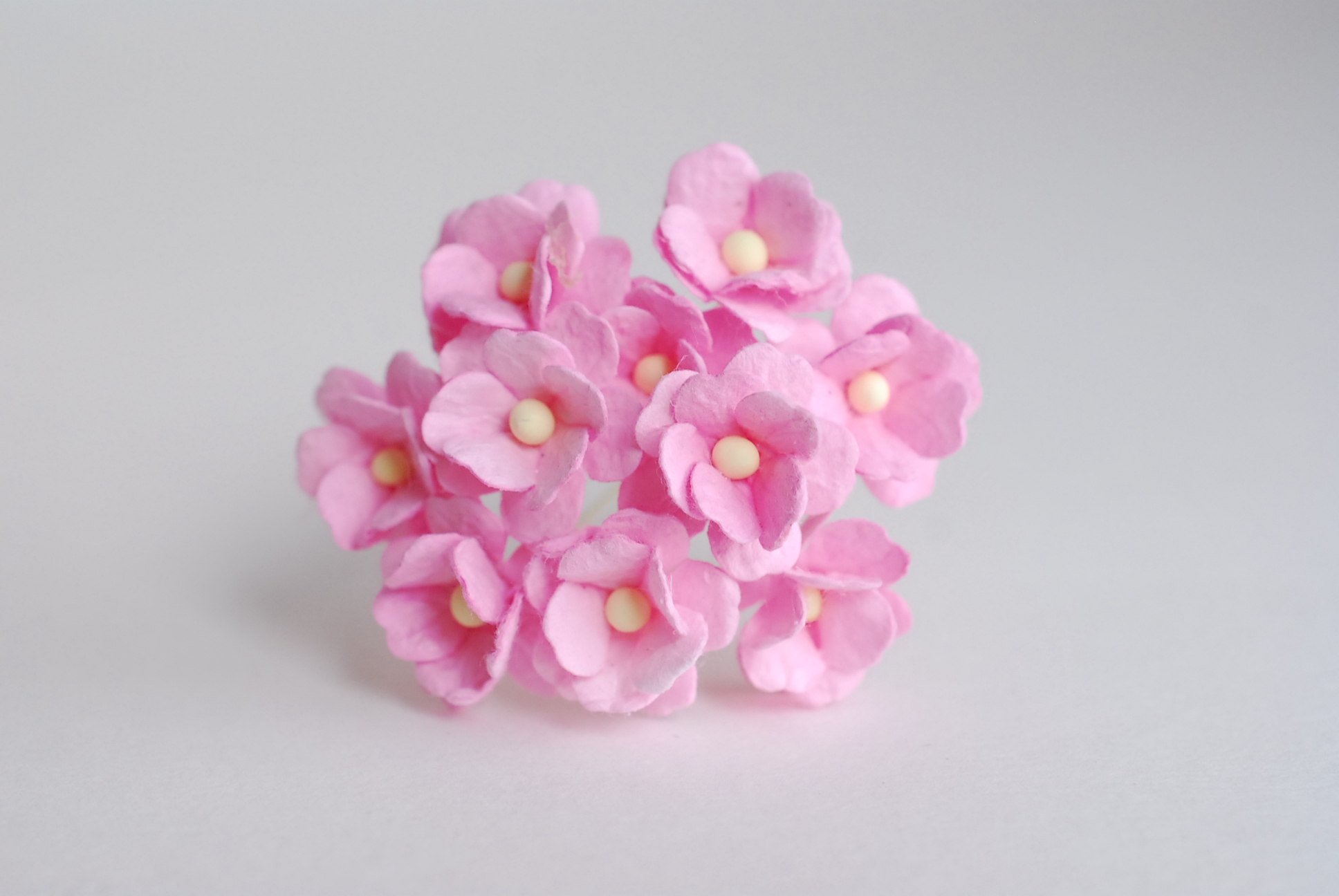 ดอกไม้กระดาษสา ราคาส่ง, ดอกไฮเดรนเยียกระดาษสา ดอกไม้ประดิษฐ์ ตกแต่งงานแต่งงาน ประดิษฐ์ข้อมือเพื่อนเจ้าสาว ขนาด 1.5 cm., สำหรับของชำร่วย, งานแต่งงาน, ดอกไม้ทำข้อมือเจ้าสาว สีชมพู จำนวน 100 ดอก Paper flower,100 Pieces mulberry hydenyia, pink color.