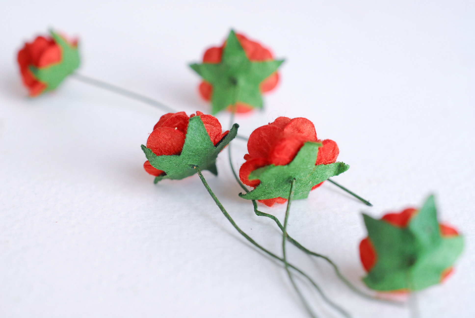 ดอกไม้กุหลาบกระดาษ ดอกกุหลาบจิ๋ว ดอกไม้กระดาษสา ขายส่ง, ดอกกุหลาบกระดาษสา สำหรับประดับ ตกแต่งของชำร่วย, งานแต่งงาน ขนาด 1.5 cm. จำนวน 100 ดอก สีแดง