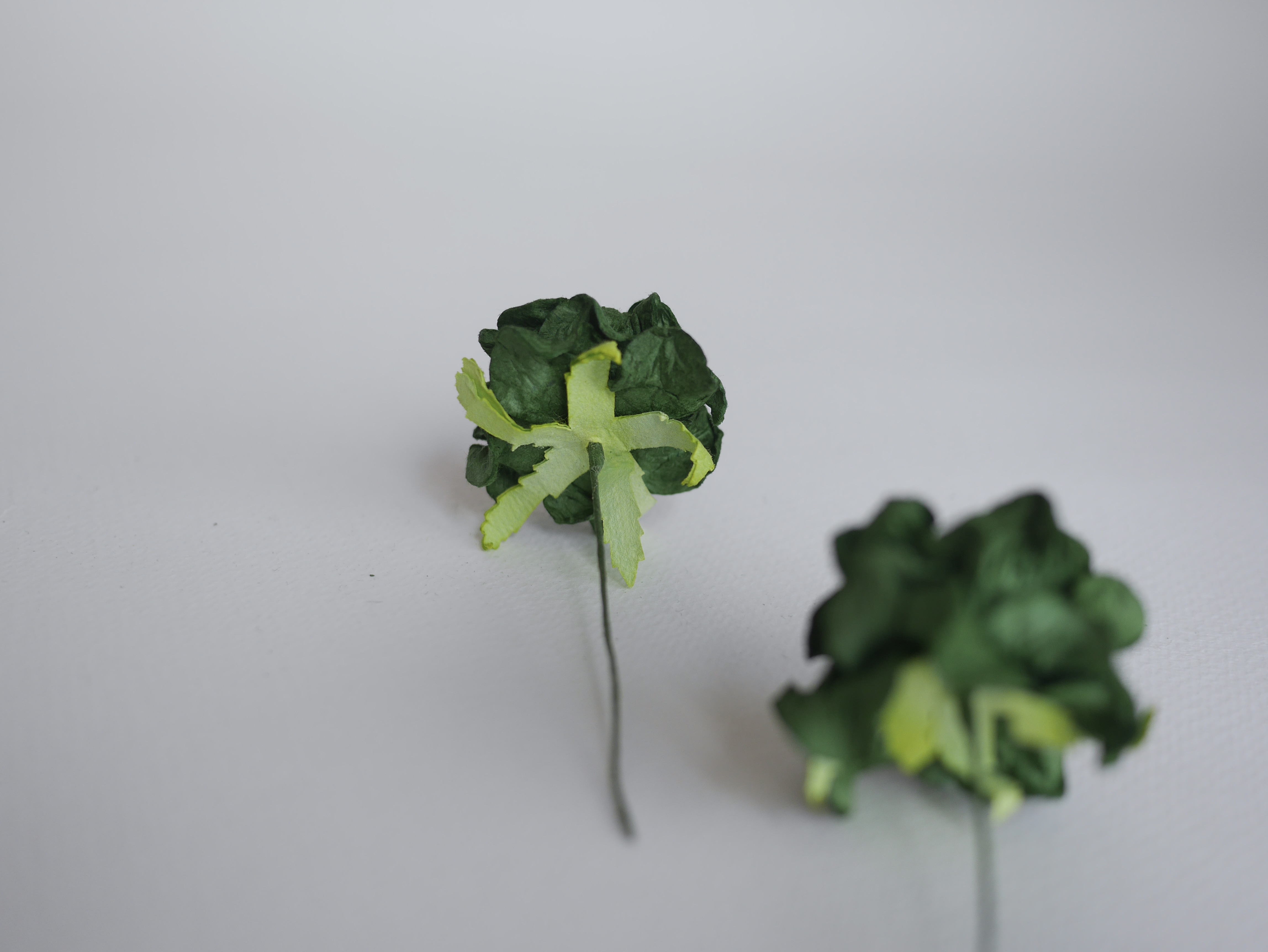 ดอกไม้กระดาษสา ราคาส่ง, ดอกการเดนเนียกระดาษสา ดอกไม้ประดิษฐ์ ตกแต่งงานแต่งงาน ประดิษฐ์ข้อมือเพื่อนเจ้าสาว ขนาด 3.5 cm., สำหรับของชำร่วย, งานแต่งงาน, ดอกไม้ทำข้อมือเจ้าสาว สีเขียวคริสมัส จำนวน 25 ดอก Paper flower,25 Pieces mulberry gardenia flowers supplie