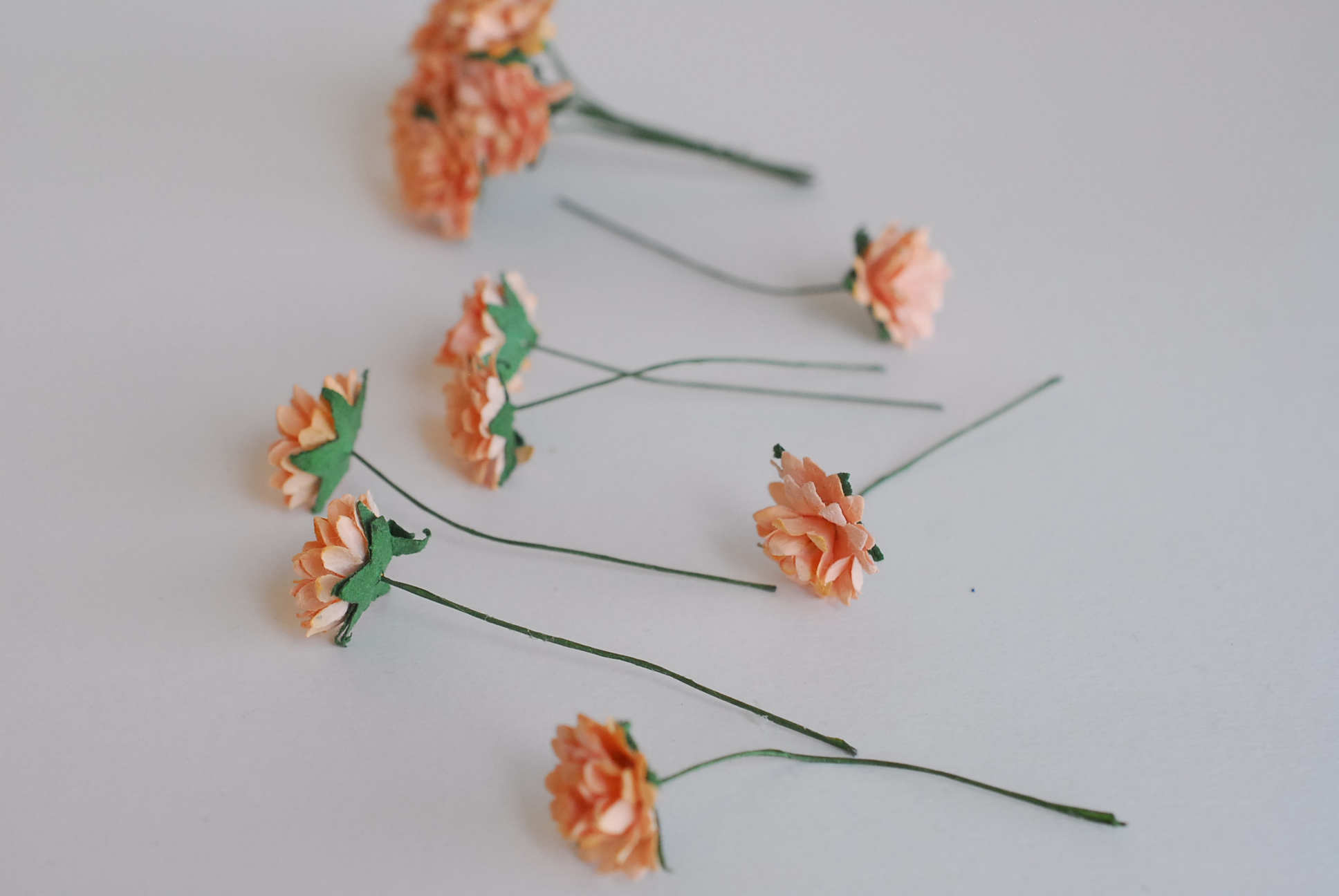 ดอกไม้ประดิษฐ์, ดอกไม้กระดาษสา, ดอก gypsophila, ดอกยิปโซ งานประดิษฐ์ตกแต่งของชำร่วย, ดอกไม้ทำพานพุ่ม,พานพวงมาลัย, พานรับไหว้, ขนาด 1.5 cm. สีพีช