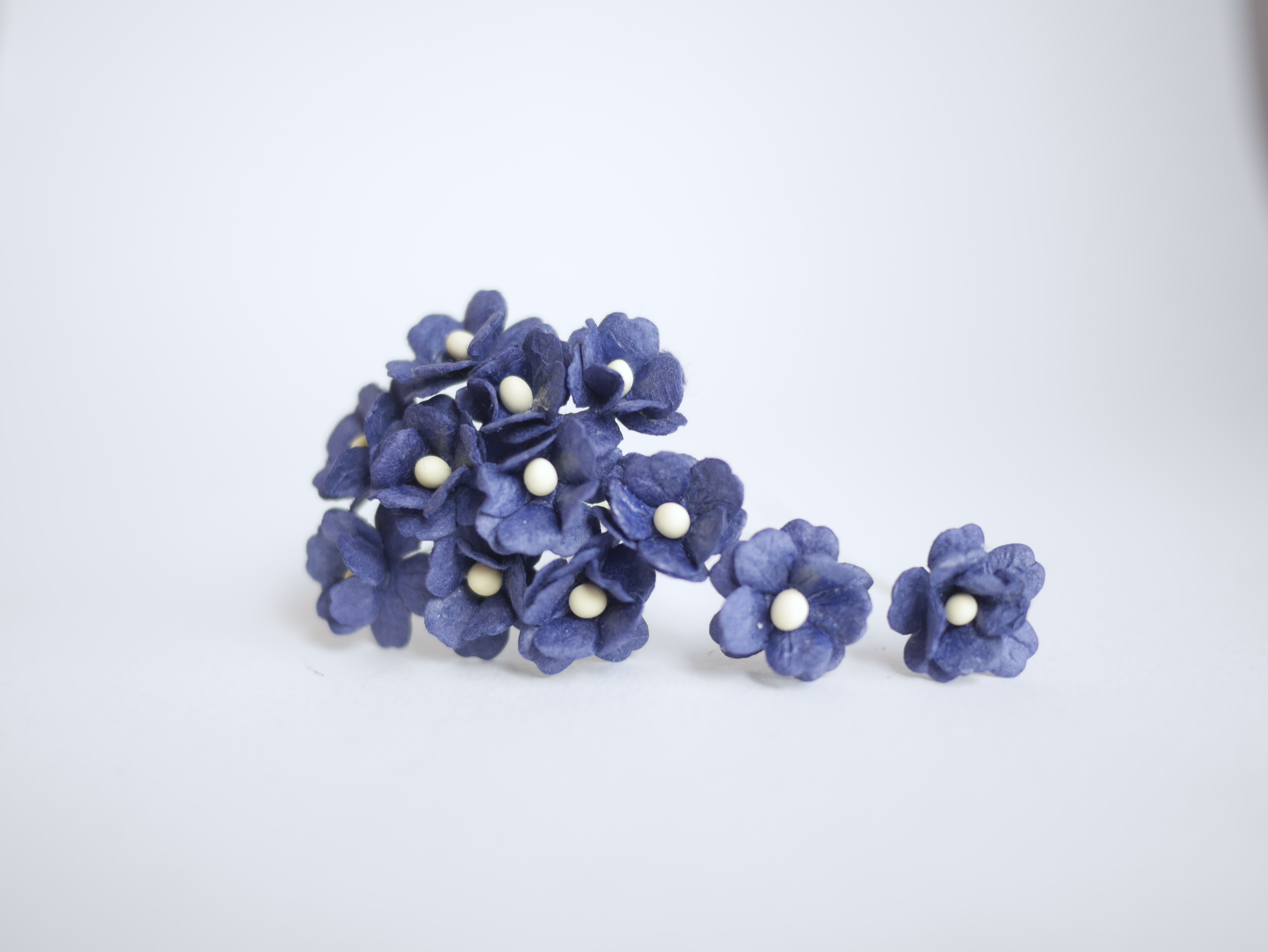 ดอกไม้กระดาษสา ราคาส่ง, ดอกไฮเดรนเยียกระดาษสา ดอกไม้ประดิษฐ์ ตกแต่งงานแต่งงาน ประดิษฐ์ข้อมือ เพื่อนเจ้าสาว ขนาด 2.00 cm., สำหรับของชำร่วย, งานแต่งงาน, ดอกไม้ทำข้อมือเจ้าสาว สีน้ำเงินกรมท่า จำนวน 100 ดอก Paper flower,100 Pieces mulberry hydenyia, passion b