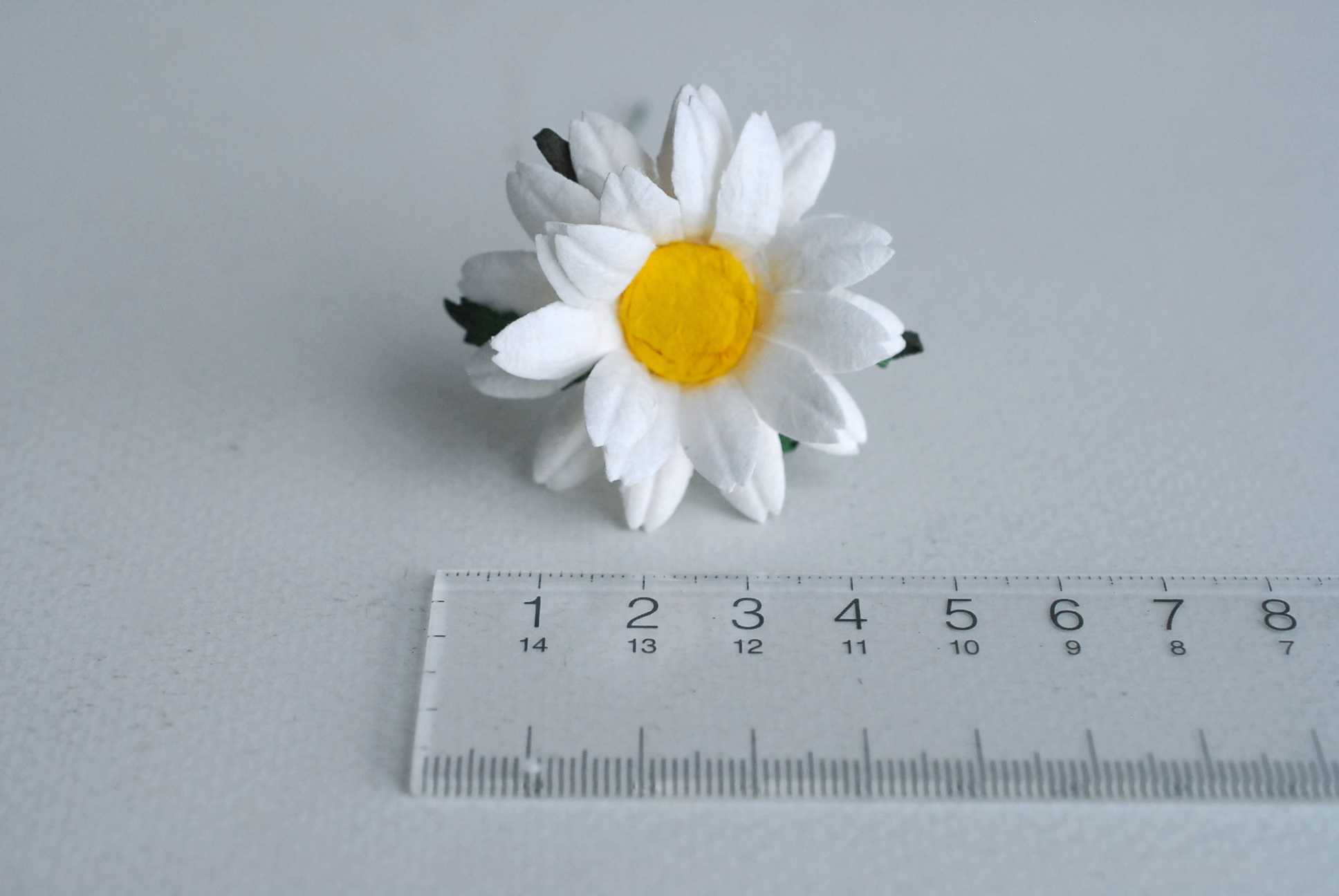 ดอกทานตะวันกระดาษ ดอกไม้กระดาษสา ดอกไม้ประดิษฐ์จากกระดาษสา ดอกทานตะวัน ดอกไม้กระดาษสาขายส่ง ดอกไม้ประดิษฐ์ ดอกไม้ทำข้อมือเพื่อนเจ้าสาว ขนาด 4.5 cm. จำนวน 25 ดอก สีขาว เกสรสีเหลือง Paper Flower, Sun Flowers, white color, size 4.5 cm 25pieces, yellow pollen