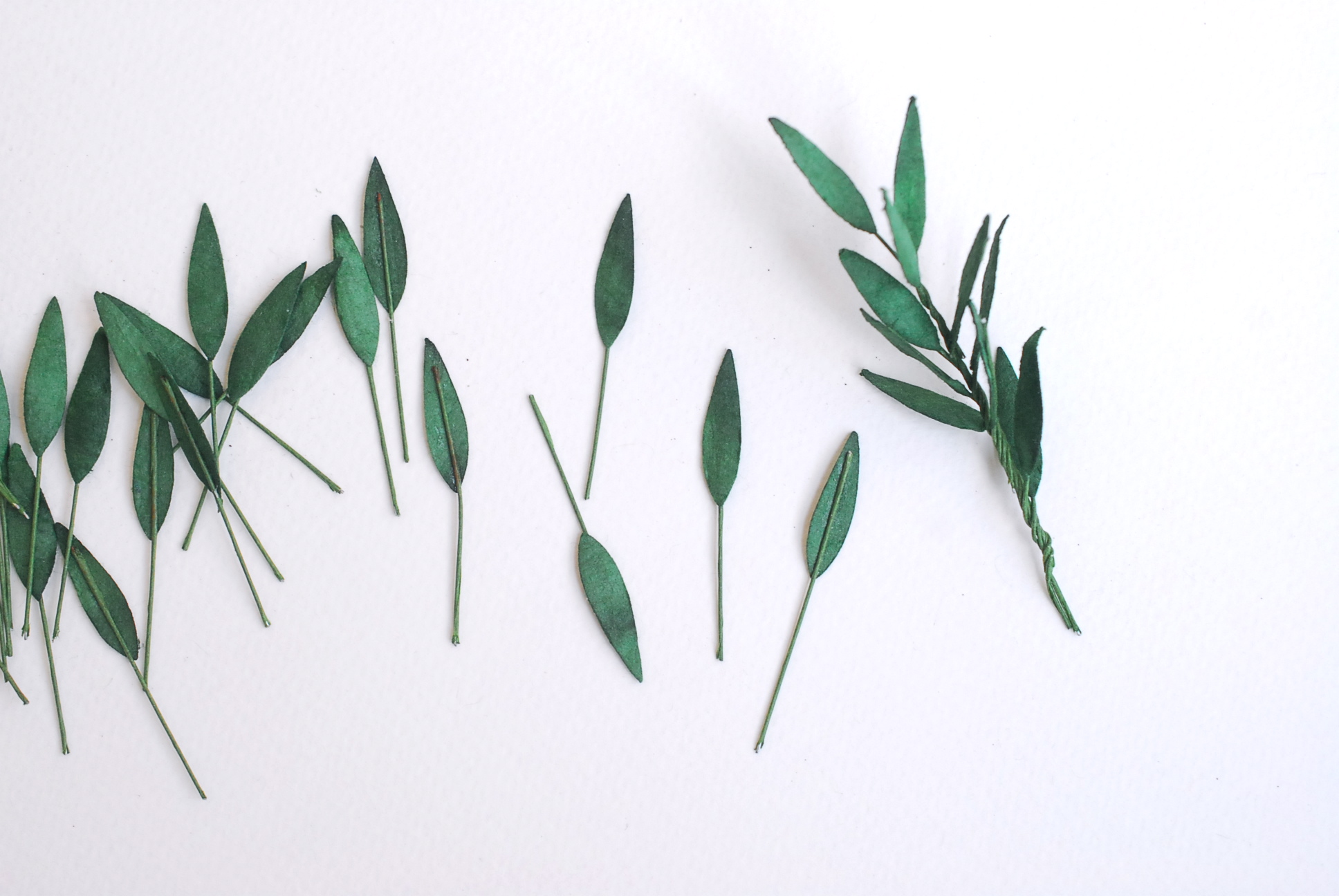 ใบไม้กระดาษ ใบไม้กระดาษสา ราคาส่ง,ใบไม่้กุหลาบกระดาษ สำหรับดอกมะลิกระดาษสา ใบไม้ประดิษฐ์ สำหรับตกแต่ง หรืองานแต่งงาน สีเขียวเข้ม rosemary ขนาด 1.00x2.5 cm. จำนวน 100 ใบ