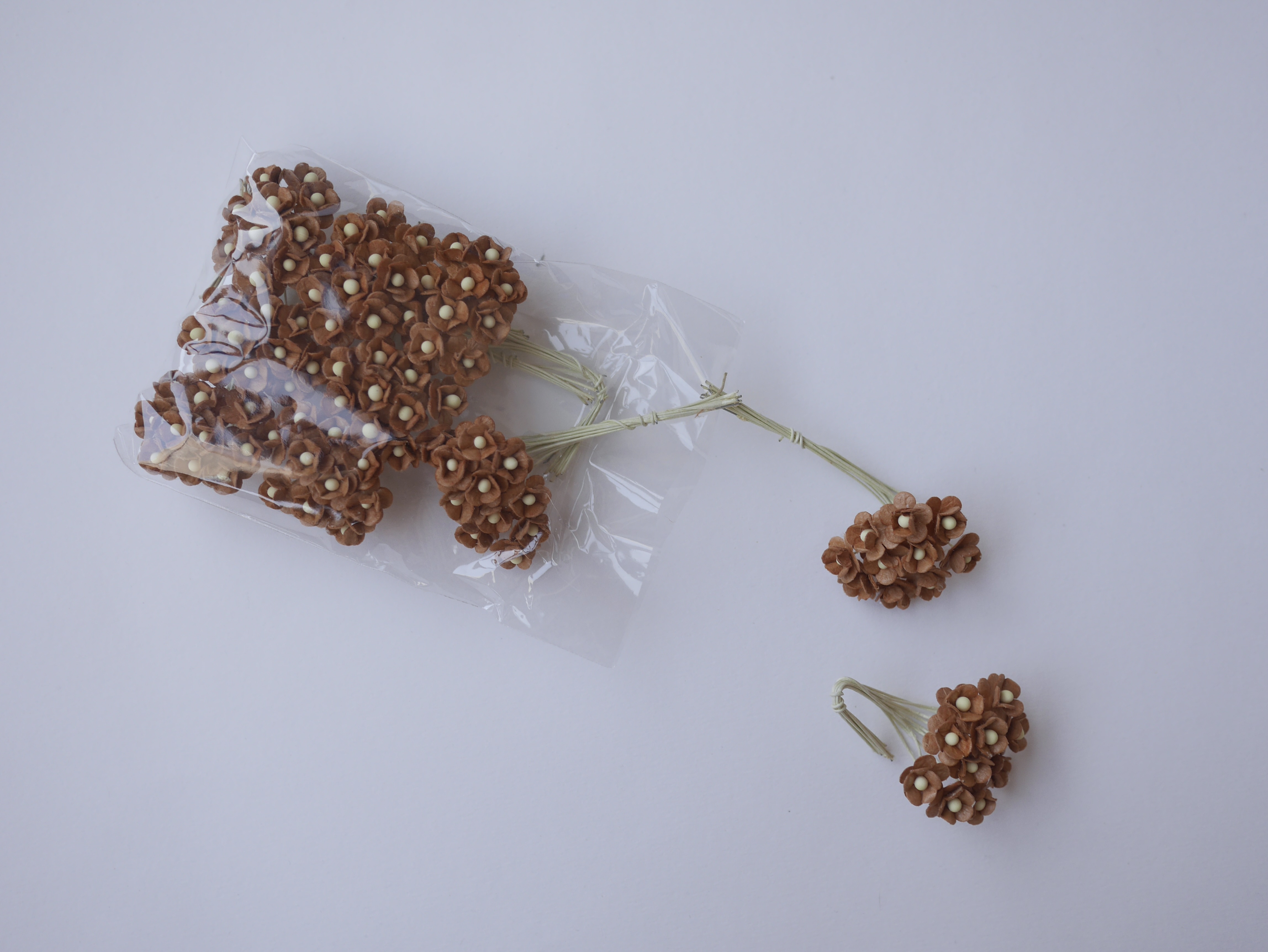 ดอกไม้กระดาษสา ดอกไม้กระดาษสาราคาส่ง ดอกไม้กระดาษสำหรับตกแต่ง งานแต่งงาน หรือติดของชำร่วย ดอก creeping lady 100 ดอก ขนาด 0.8 cm. สีน้ำตาลเข้ม Small Paper Flower with stem, 100 pcs., size 0.8 cm., creeping flowers 2 layers, medium brown color.