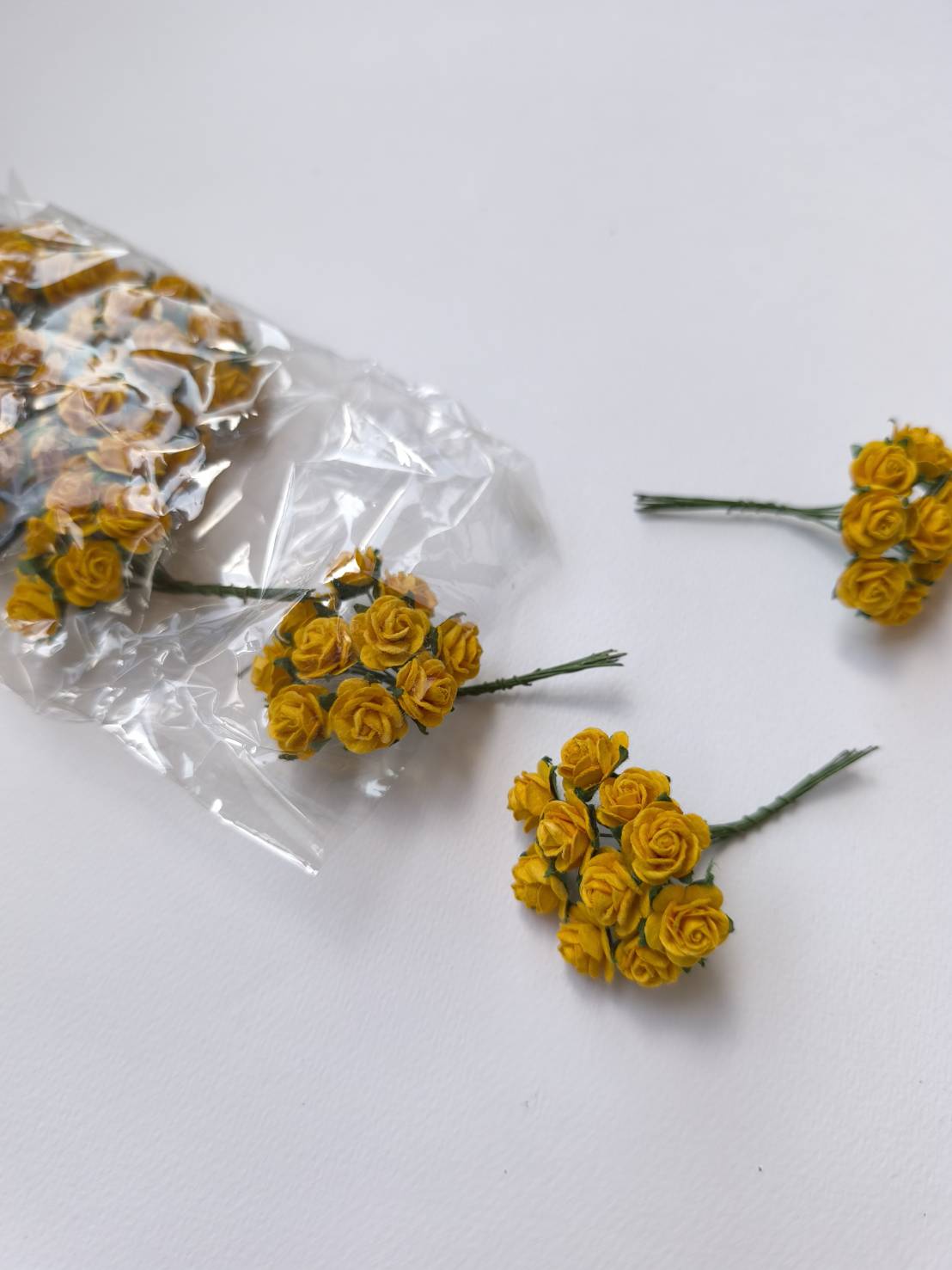 ดอกไม้กุหลาบกระดาษสา, ดอกกุหลาบจิ๋ว, ดอกไม้กระดาษสาขายส่ง สีเหลืองมัสตาด ขนาด 1.5 cm. จำนวน 100 ดอก Paper Flowers size 1.5 cm., mini roses, yellow mustard color, 100 pcs. handmade flowers.