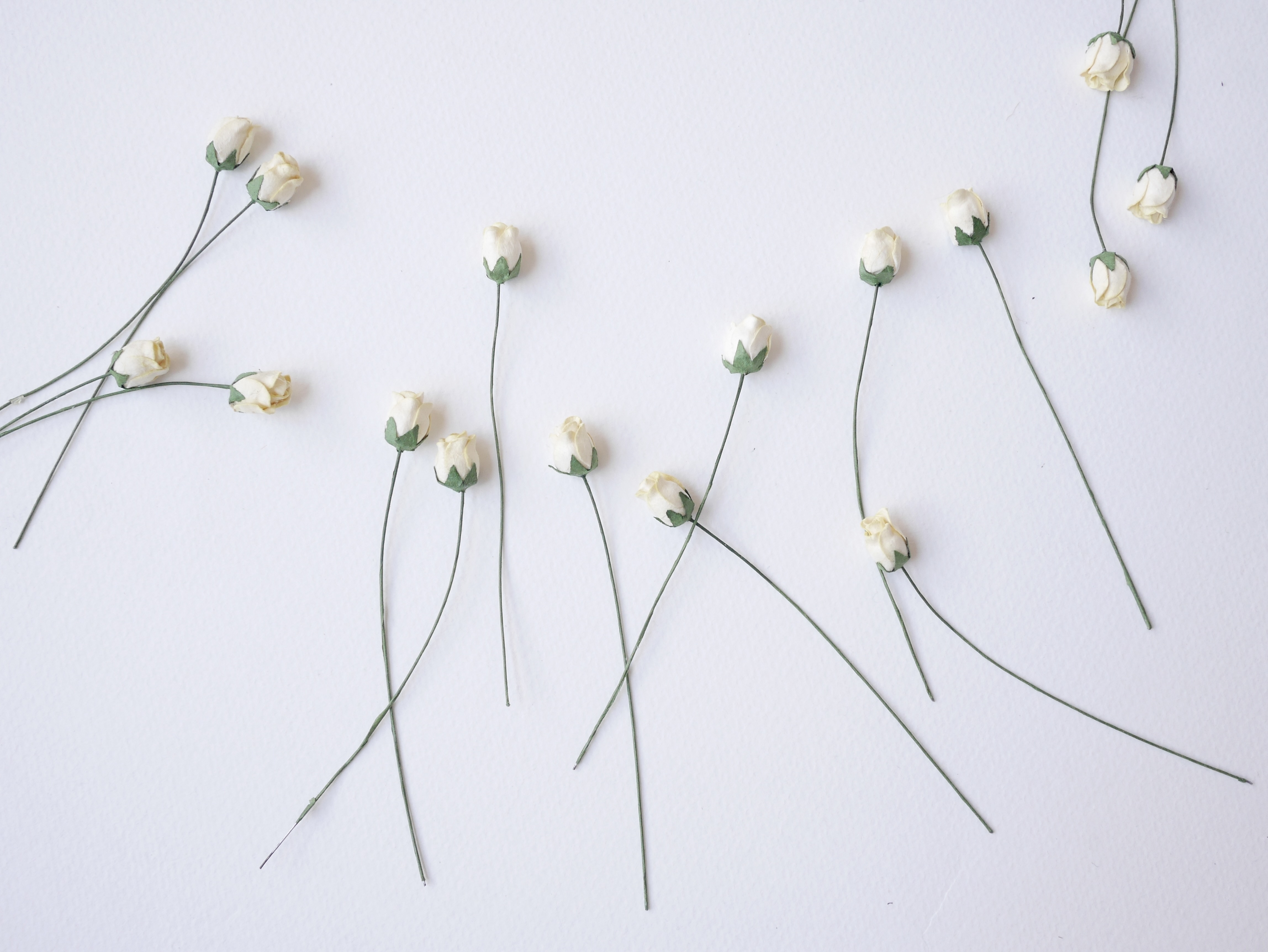 ดอกไม้กระดาษสา ดอกไม้กระดาษสา จตุจักร งานประดิษฐ์ ดอกไม้ทำข้อมือเพื่อนเจ้าสาว แต่งงาน, ดอกกุหลาบตูม 0.8x1 cm. 25 ดอก สีเหลืองอ่อน paper flowers, budding roses flower 0.8x1 cm. 25 pieces pale yellow color.