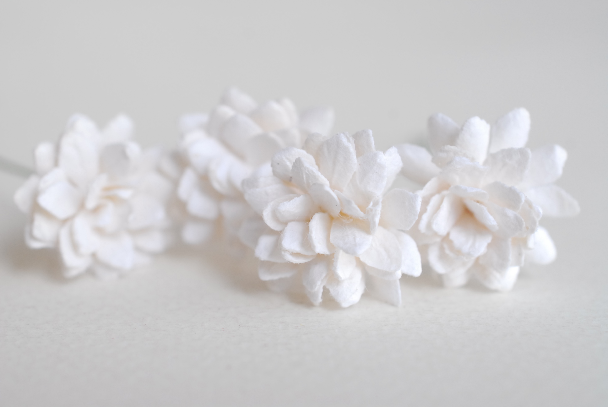 ดอกไม้ประดิษฐ์, ดอกไม้กระดาษสา, ดอก gypsophila, ดอกยิปโซ งานประดิษฐ์ตกแต่งของชำร่วย, ดอกไม้ทำพานพุ่ม,พานพวงมาลัย, พานรับไหว้, ขนาด 2 cm. สีขาว