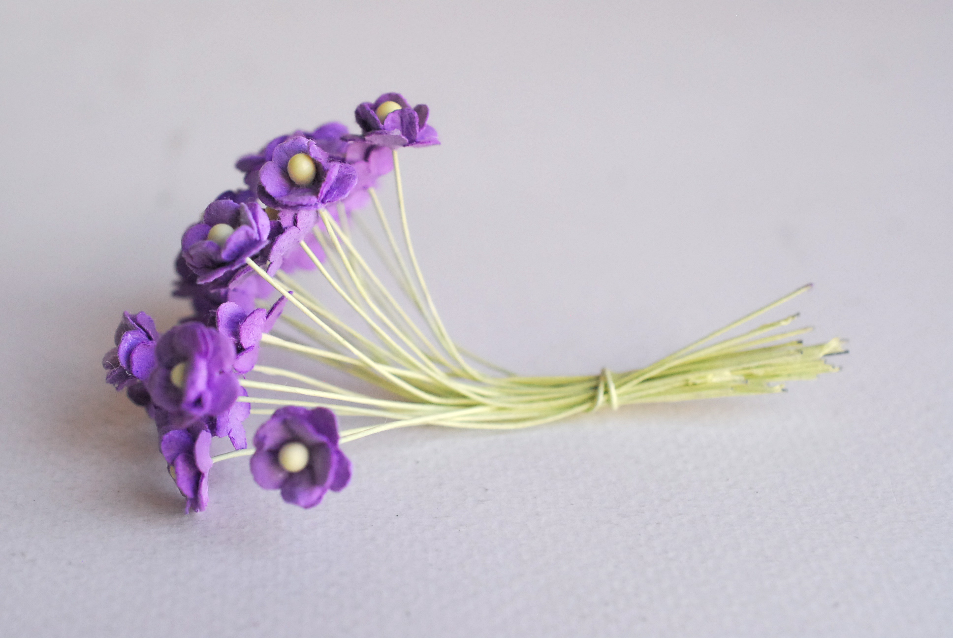 ดอกไม้กระดาษสา ดอกไม้กระดาษสาราคาส่ง ดอกไม้กระดาษสำหรับตกแต่ง งานแต่งงาน หรือติดของชำร่วย ดอก creeping lady 100 ดอก ขนาด 0.8 cm. สีม่วงเข้ม Small Paper Flower with stem, 100 pcs., size 0.8 cm., creeping flowers 2 layers, dark purple color.