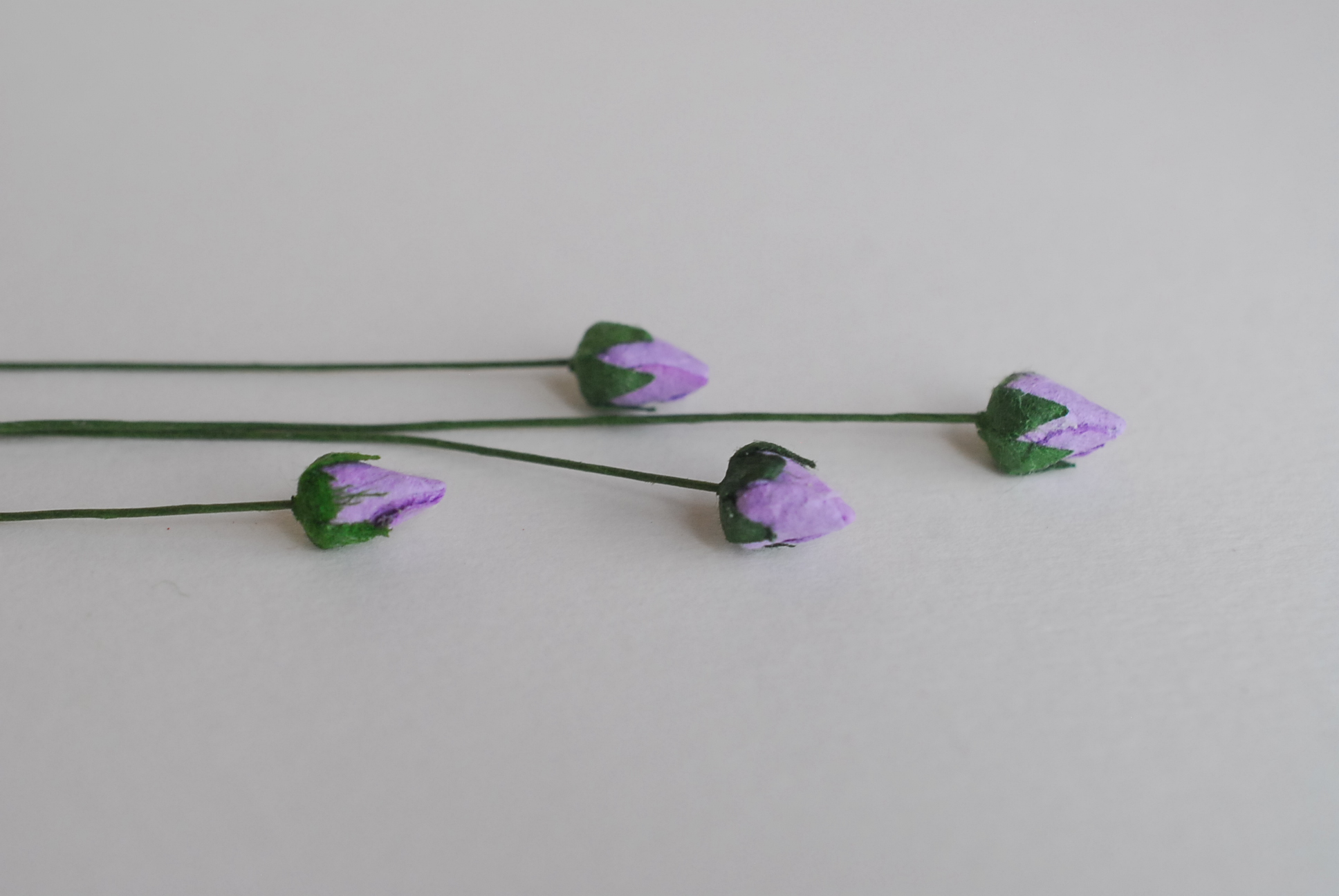 ดอกไม้กระดาษสา ดอกไม้กระดาษสา จตุจักร งานประดิษฐ์ ดอกไม้ทำข้อมือเพื่อนเจ้าสาว แต่งงาน, ดอกกุหลาบตูมปลายแหลม 0.8x 0.6 cm. 50 ดอก สีม่วง paper flowers, budding roses flower 0.8x0.6 cm. 50 pieces purple color.