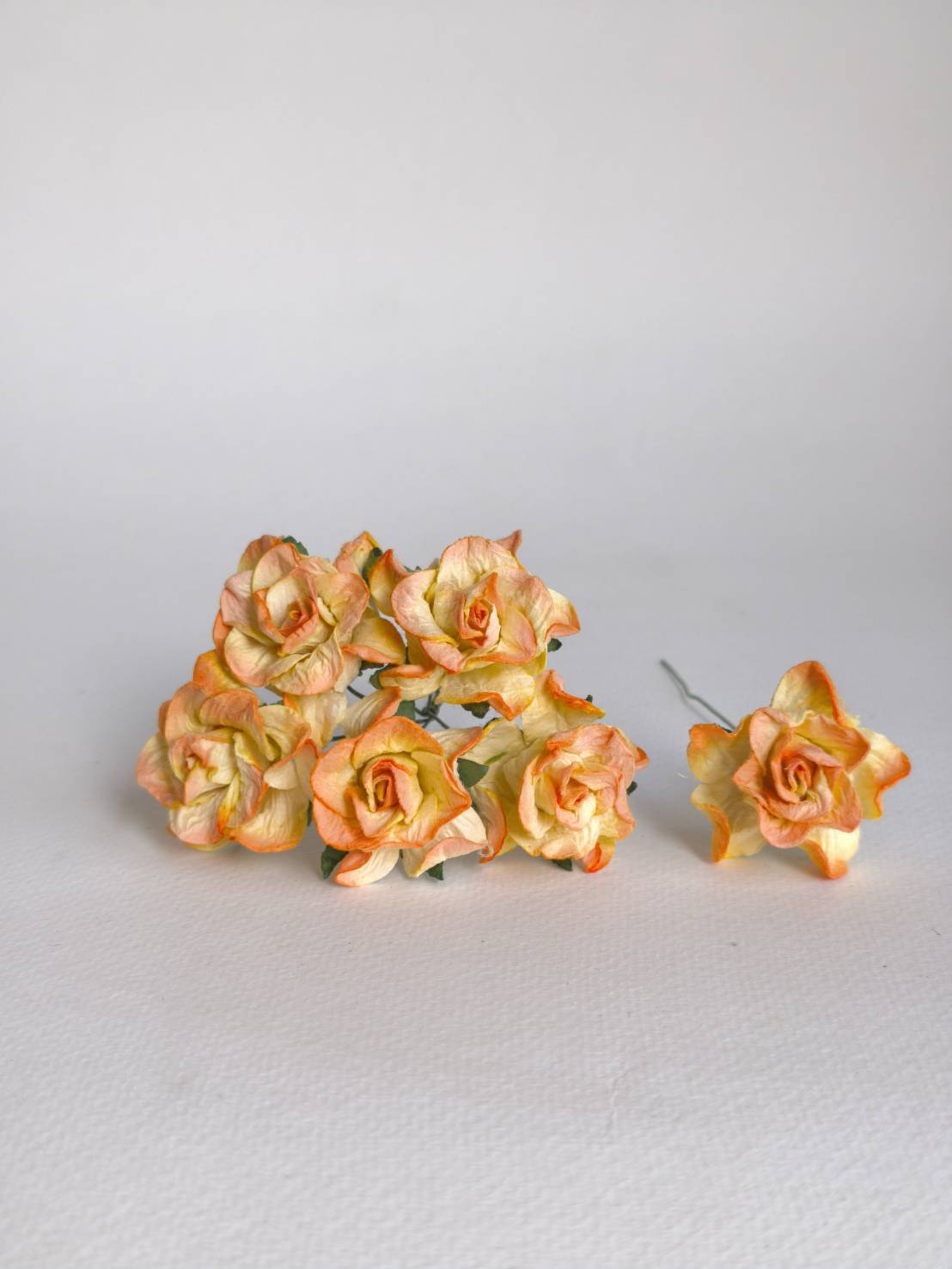 ดอกไม้ประดิษฐ์ ดอกไม้กระดาษสา ตกแต่งงานแต่งงาน งานแต่งงาน ดอกไม้ทำมงกุฎ ดอกกุหลาบขนาด 3.5 cm. 25 ดอก กลีบบิด สีส้มปัดสีครีม