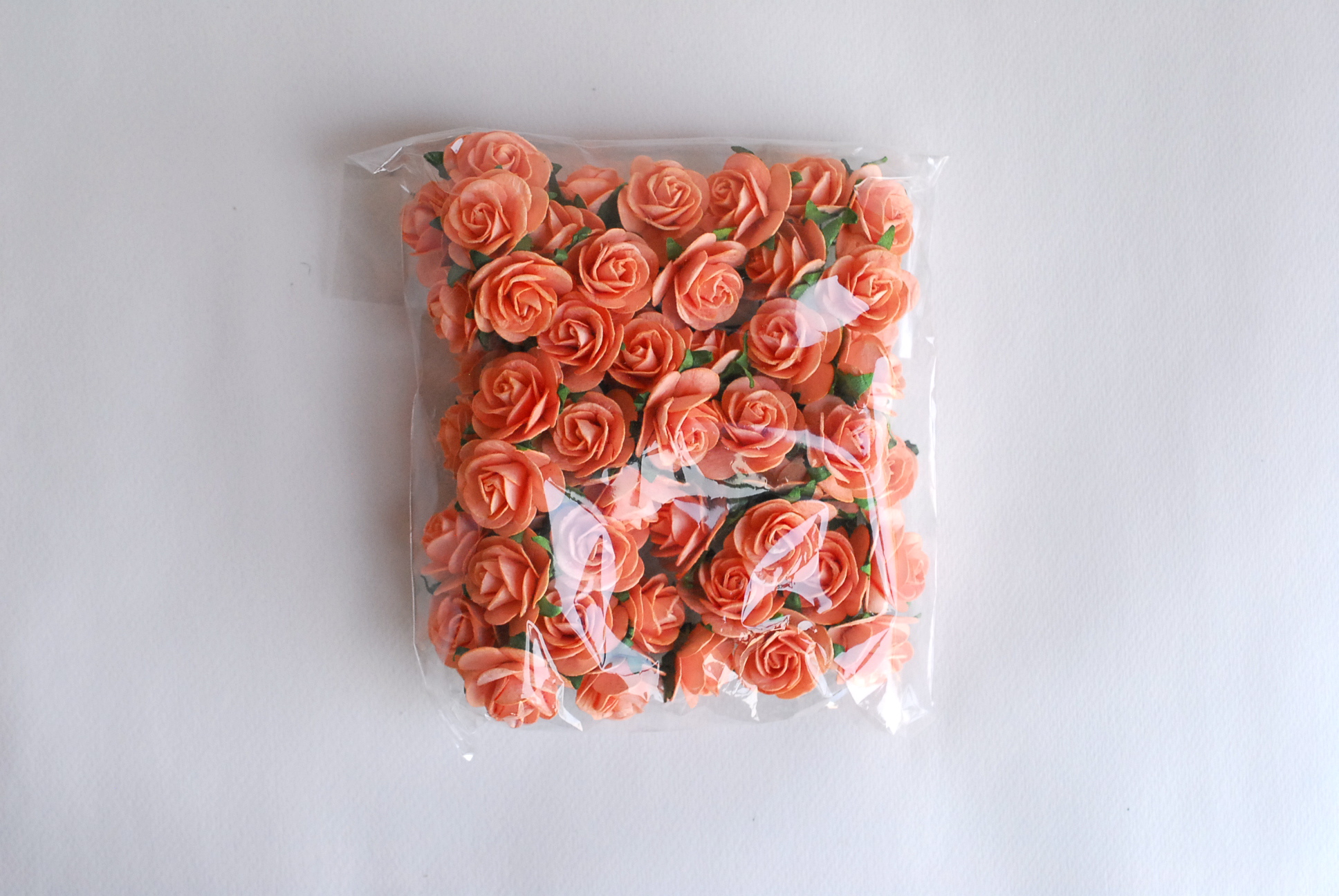 ดอกไม้กระดาษสา ราคาส่ง, ดอกกุหลาบกระดาษสา ดอกไม้ประดิษฐ์ ตกแต่งงานแต่งงาน ขนาด 2.5 cm., สำหรับของชำร่วย, งานแต่งงาน, ดอกไม้ทำข้อมือเจ้าสาว Paper flower,50 Pieces mulberry rose, 2.5 cm. peach color.