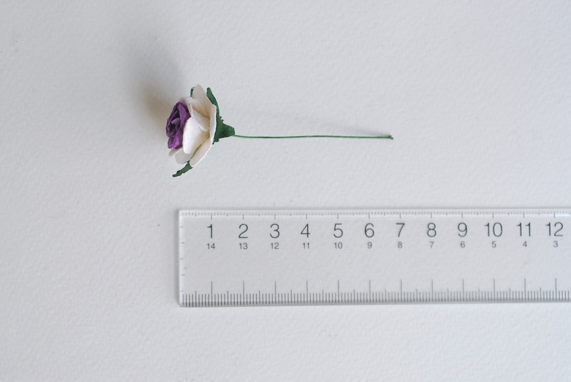 ดอกไม้กระดาษ ดอกไม้กระดาษสา ราคาส่ง,ดอกไม้กุหลาบกระดาษ ดอกกุหลาบกระดาษสา ดอกไม้ประดิษฐ์ สำหรับตกแต่ง หรืองานแต่งงาน สีม่วงขาว 2 tone ขนาด 2.5 cm. จำนวน 50 ดอก