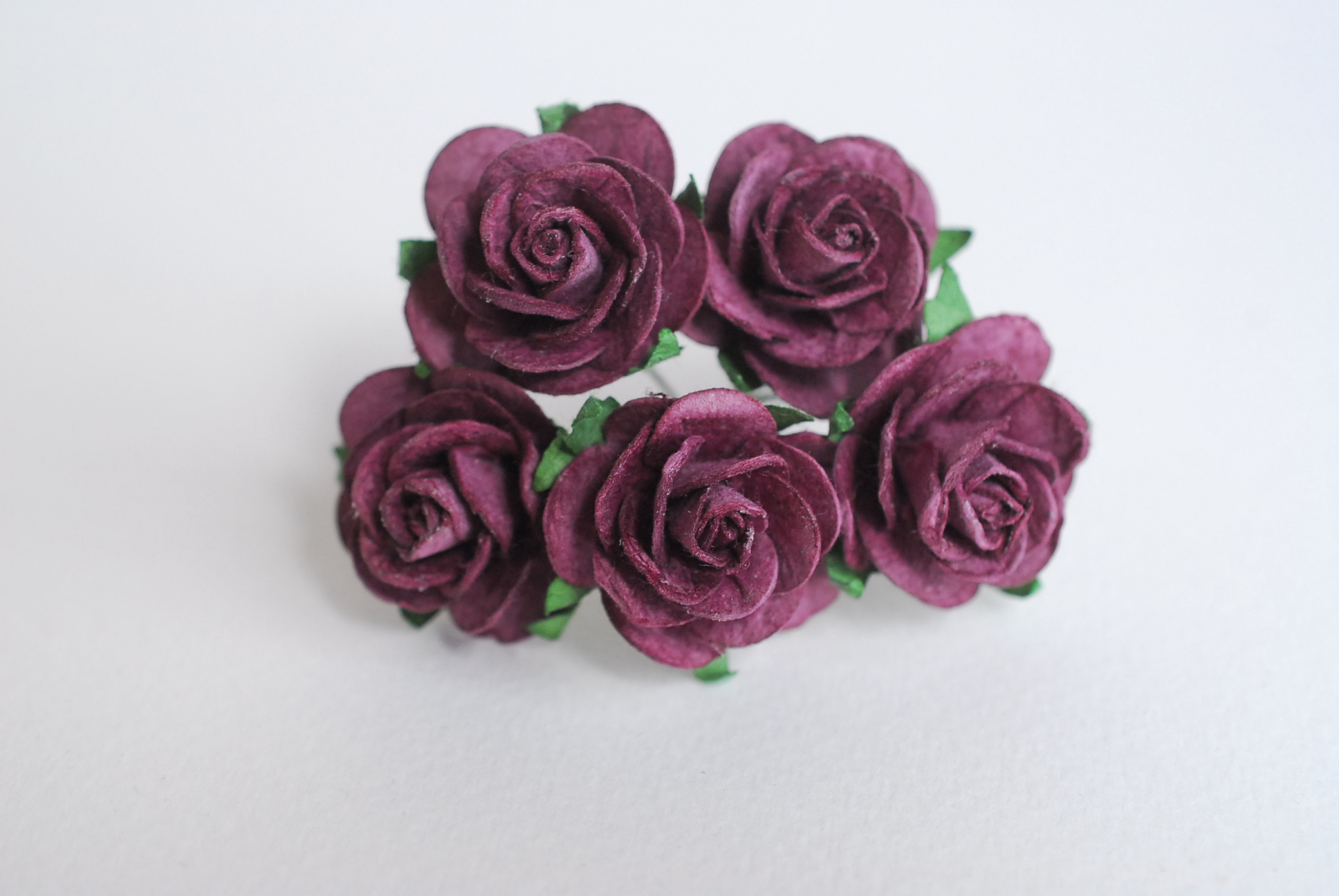ดอกไม้กระดาษ ดอกไม้กระดาษสา ราคาส่ง,ดอกไม้กุหลาบกระดาษ ดอกกุหลาบกระดาษสา ดอกไม้ประดิษฐ์ สำหรับตกแต่ง หรืองานแต่งงาน สีม่วงเข้ม ขนาด 2.5 cm. จำนวน 50 ดอก