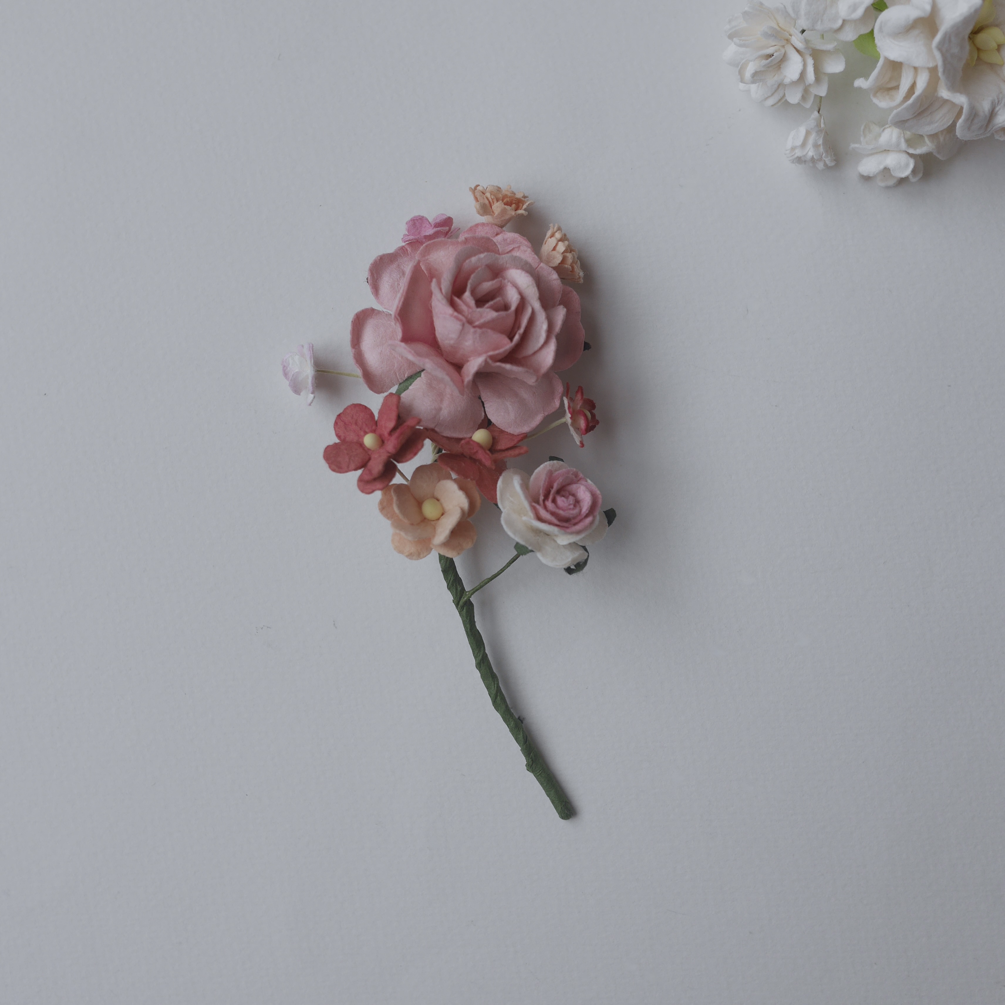ช่อดอกไม้กุหลาบกระดาษสาสีน้ำเงิน อดอกไม้ประดับ งานแต่งงาน งานประดิษฐ์ ของชำร่วย ดอกไม้กระดาษสา งานแต่งงาน DIY wedding boutonniere or making centerpieces gift decoration 1 ชิ้น โทนสีชมพูพีช สีดอกไม้เล็ก สีพีช สีแดงตุ่น และดอกกุหลาบ สีชมพู ขาว
