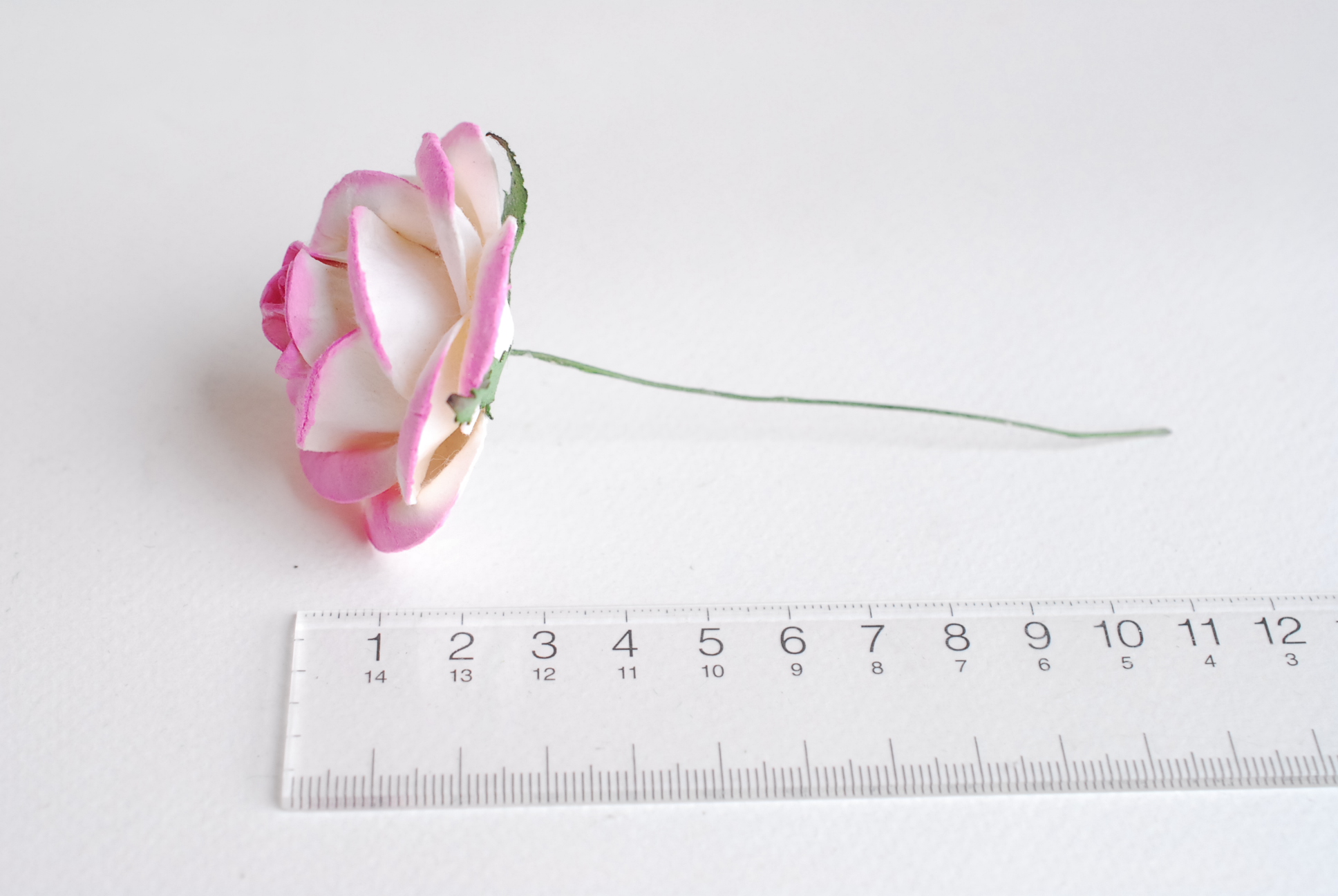 ดอกไม้กระดาษสา ดอกไม้กุหลาบกระดาษ ดอกไม้ประดิษฐ์ ดอกกุหลาบสีชมพูปัด งานแต่งงาน ตกแต่งของชำร่วย, งานแต่งงาน สีชมพูปัดขาว ขนา่ด 4.5 cm., Paper flower,20 Pieces mulberry rose, 4.5 cm. pink brush white color.