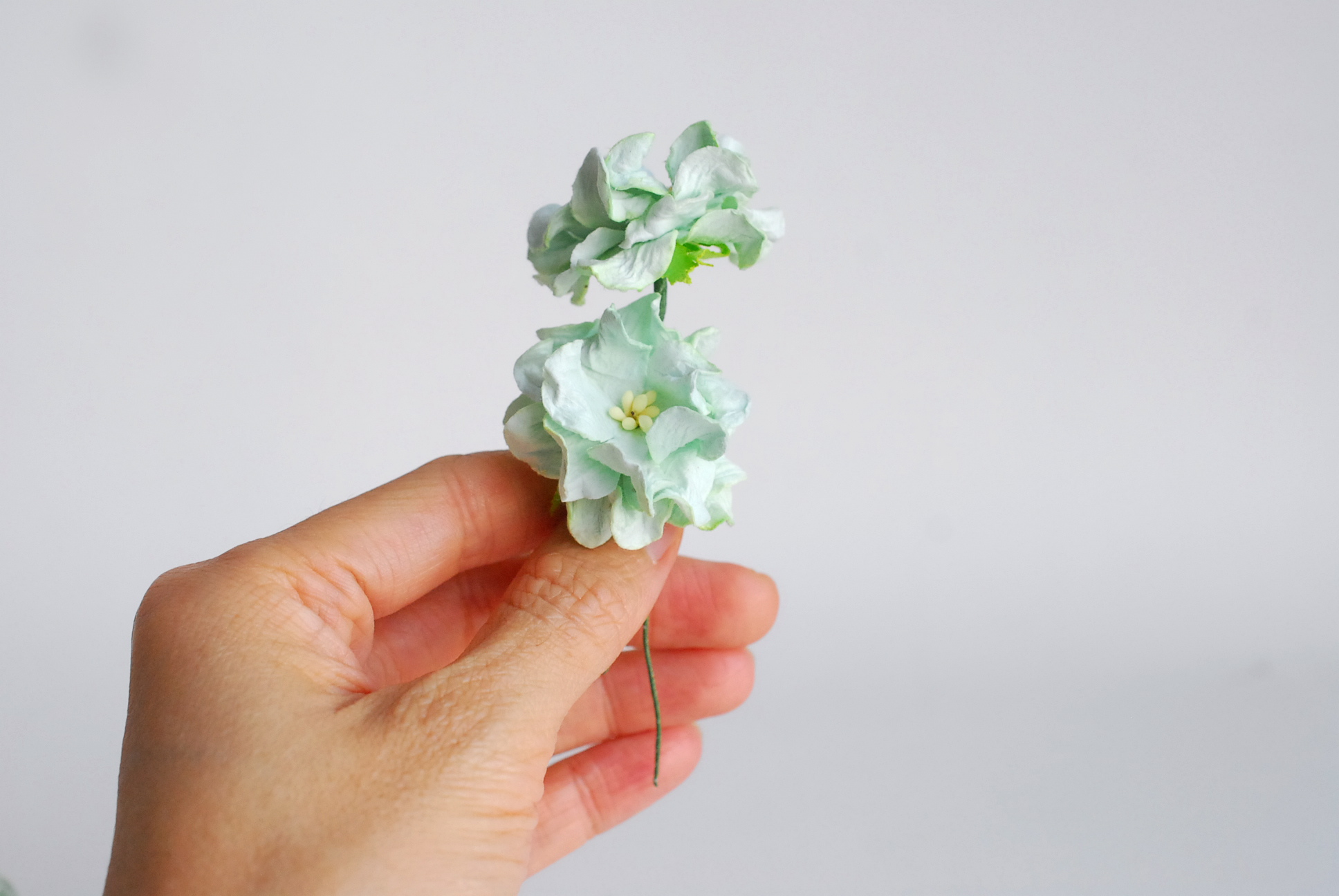 ดอกไม้กระดาษสา ราคาส่ง, ดอกการเดนเนียกระดาษสา ดอกไม้ประดิษฐ์ ตกแต่งงานแต่งงาน ประดิษฐ์ข้อมือเพื่อนเจ้าสาว ขนา่ด 3.5 cm., สำหรับของชำร่วย, งานแต่งงาน, ดอกไม้ทำข้อมือเจ้าสาว สีเขียวมิ้น จำนวน 25 ดอก Paper flower,25 Pieces mulberry gardenia flowers supplies,