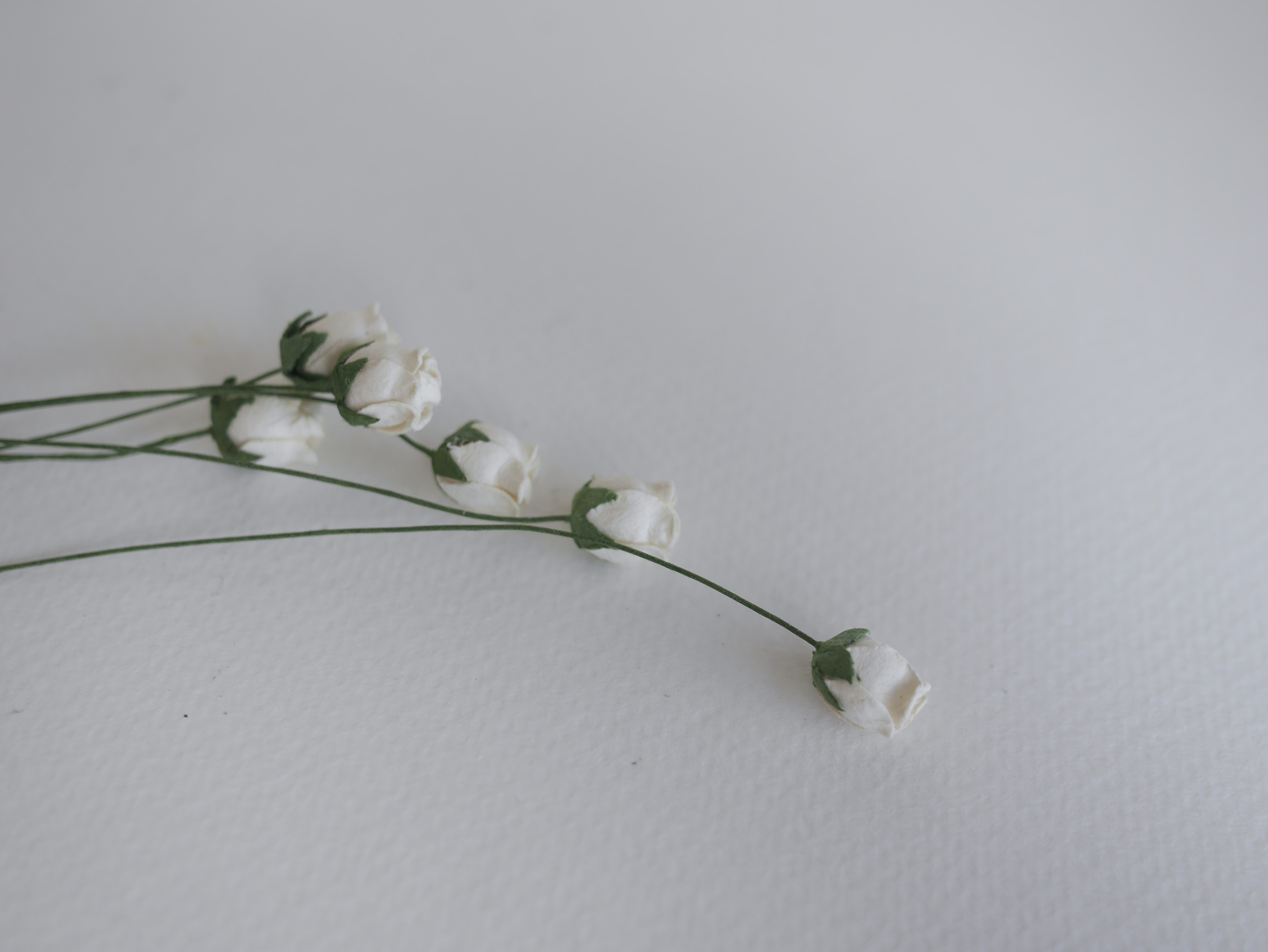 ดอกไม้กระดาษสา ดอกไม้กระดาษสา จตุจักร งานประดิษฐ์ ดอกไม้ทำข้อมือเพื่อนเจ้าสาว แต่งงาน, ดอกกุหลาบตูม 0.8x1 cm. 25 ดอก สีงาช้างอ่อน paper flowers, budding roses flower 0.8x1 cm. 25 pieces ivory color.