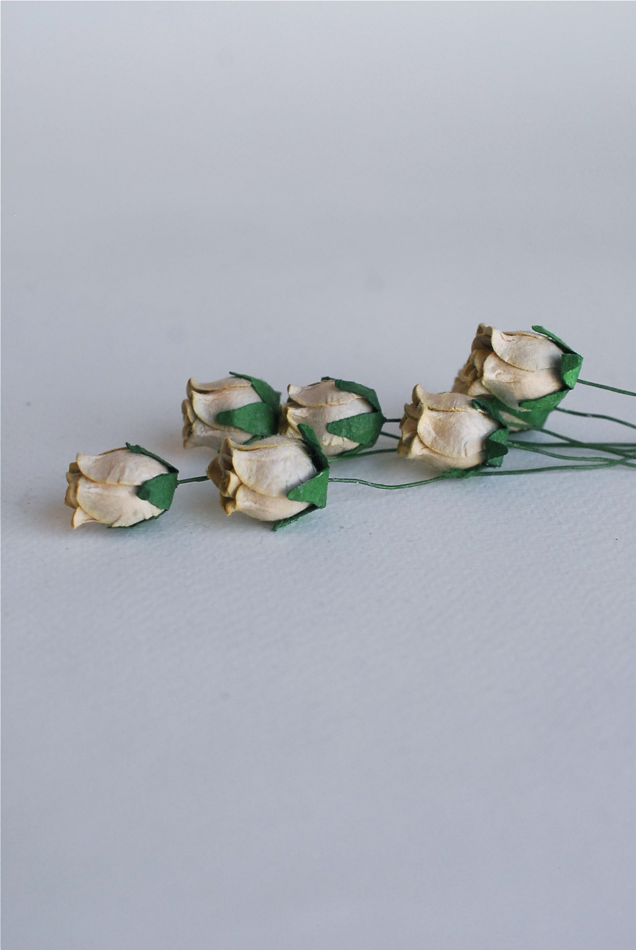 ดอกไม้กระดาษสา ดอกไม้กระดาษสา จตุจักร งานประดิษฐ์ ดอกไม้ทำข้อมือเพื่อนเจ้าสาว แต่งงาน, ดอกกุหลาบตูม 50 ดอก สีน้ำตาลกระดาษ color ขนาด 1.5 cm. paper flowers, budding roses flower 1.5 cm. 50 pieces. brown color.