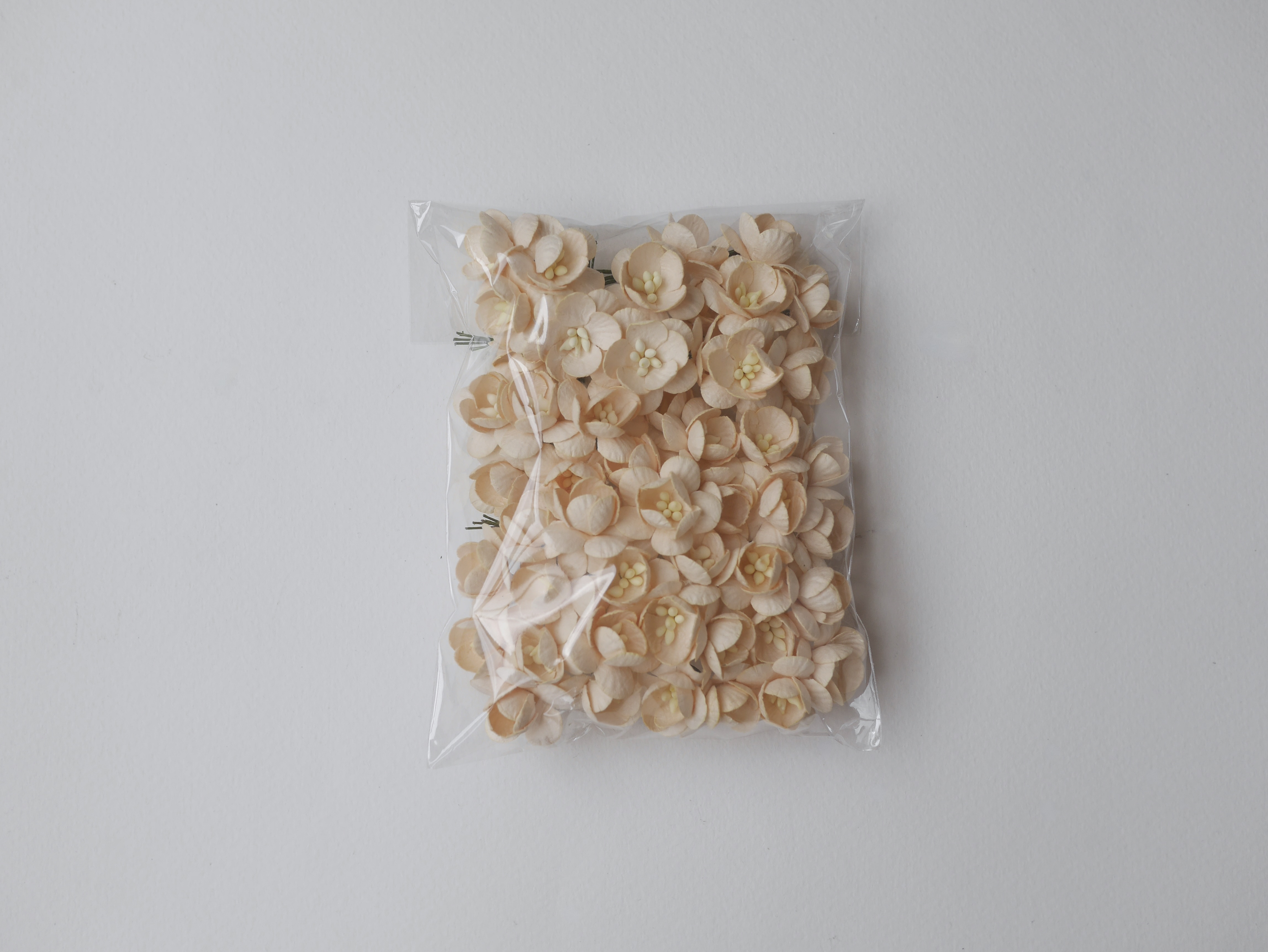 ดอกไม้กระดาษสา ดอกซากุระกระดาษ ขนาดเล็ก ดอกไม้กระดาษสาราคาส่ง ดอกไม้กระดาษสำหรับตกแต่งของชำร่วย งานแต่งงาน ทำช่อดอกไม้ติดอกเจ้าบ่าว ข้อมือดอกไม้เจ้าสาว ขนาด 2.5 cm. 50 ดอก สีเหลืองไข่ Paper flowers supplies: DIY wedding tools small Cherry blossom (Sakura)