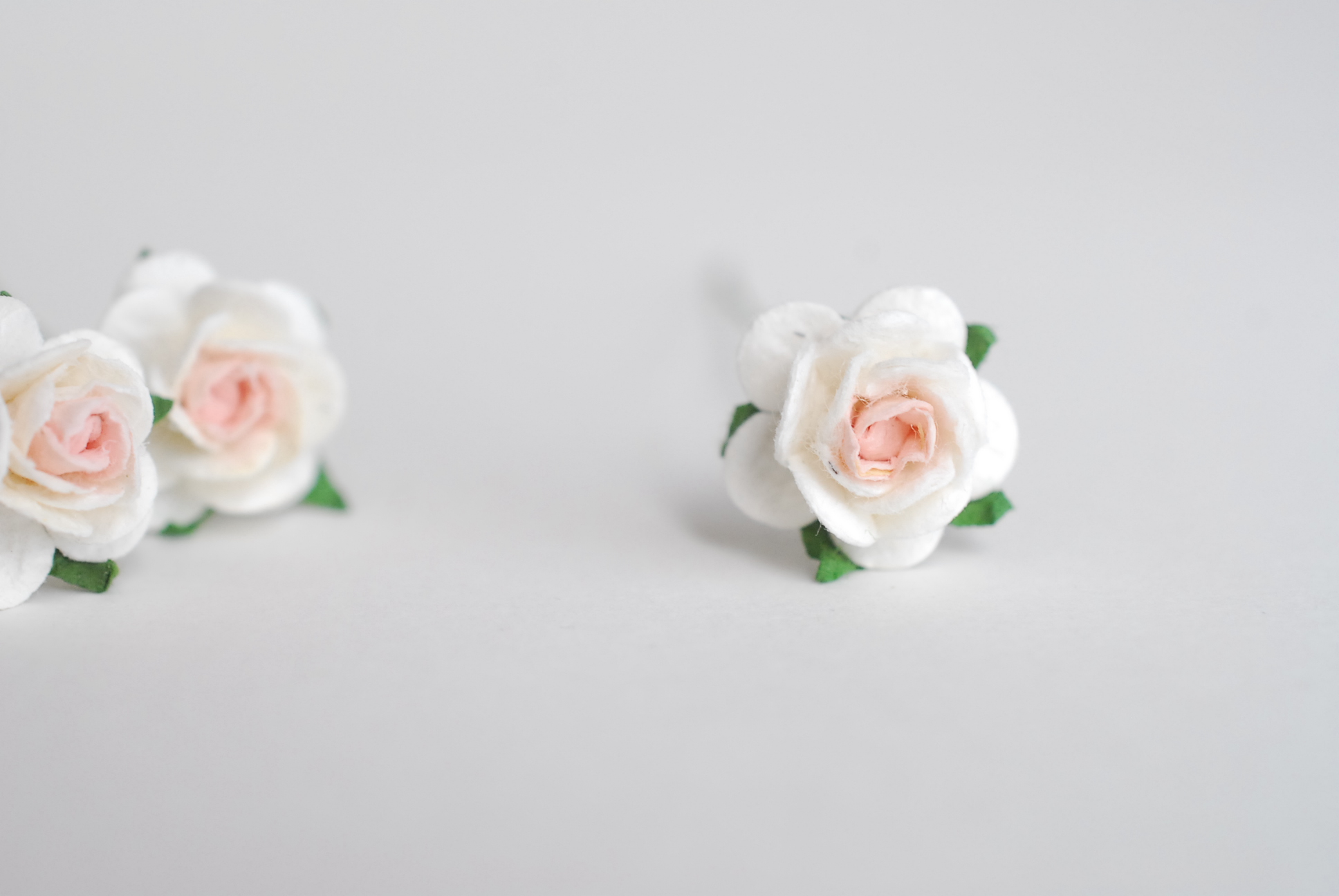 ดอกไม้กุหลาบกระดาษสา, ดอกกุหลาบจิ๋ว, ดอกไม้กระดาษสาขายส่ง สีชมพูพีชจุด- ขาว ขนาด 1.5 cm. จำนวน 100 ดอก Paper Flowers size 1.5 cm., mini roses pale pink–white color, 100 pcs.